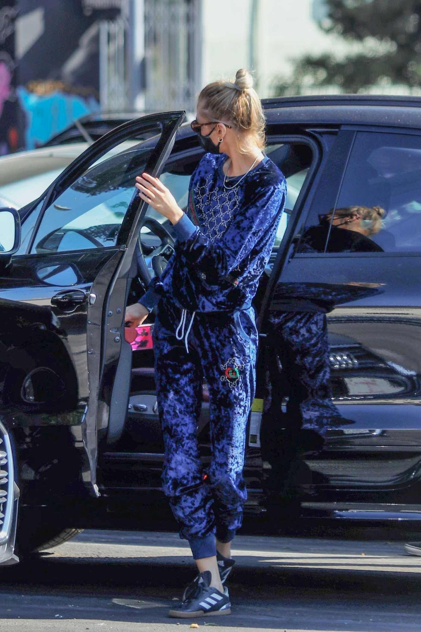 Stella Maxwell in a Black Protective Mask Was Seen Out in Los Angeles 10/27/2020