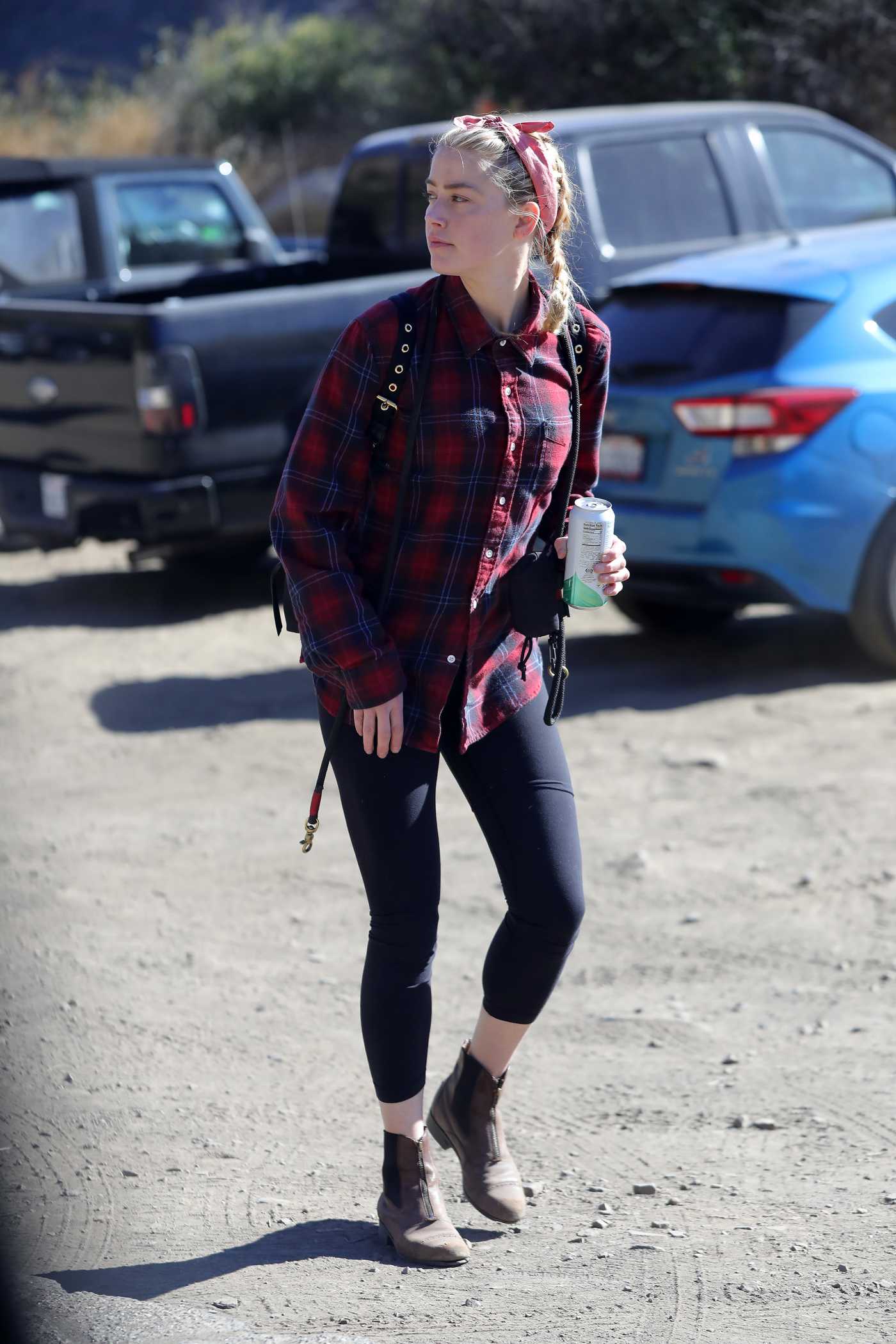 Amber Heard in a Plaid Shirt Enjoys a Hike in Los Angeles 11/13/2020