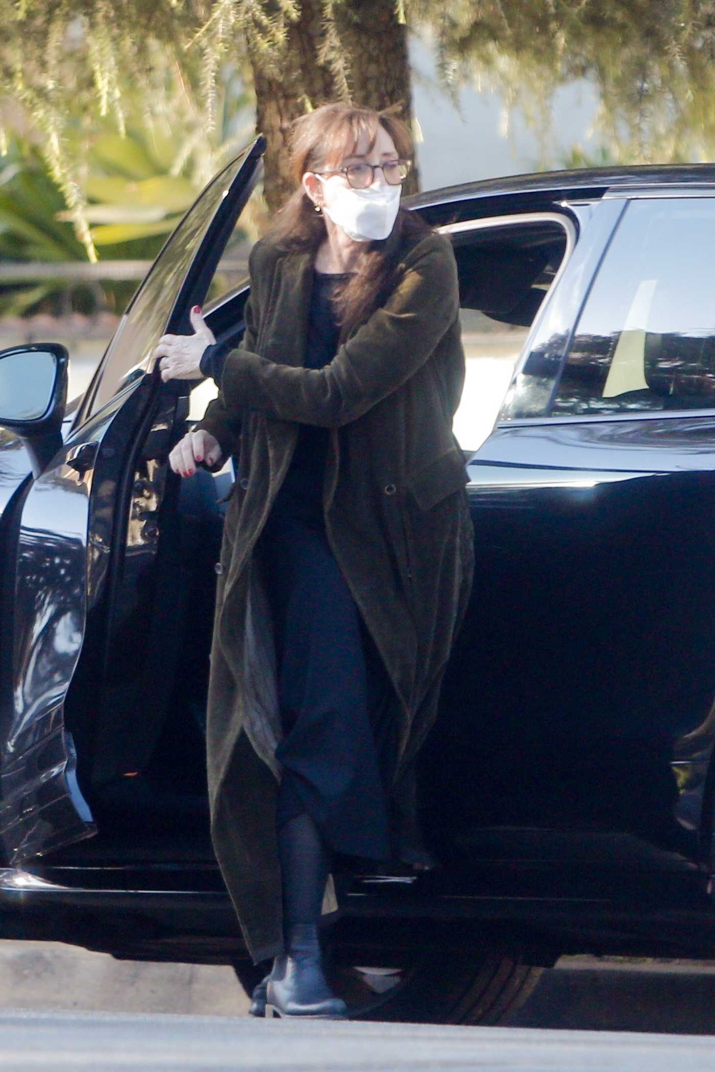 Katey Sagal in a Protective Mask Visits an Apartment Building in Los Feliz 11/10/2020