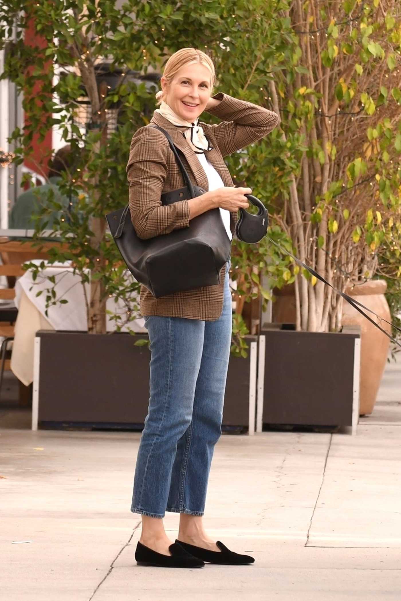 Kelly Rutherford in a Tan Checked Blazer Walks Her Dogs in Beverly Hills 11/05/2020