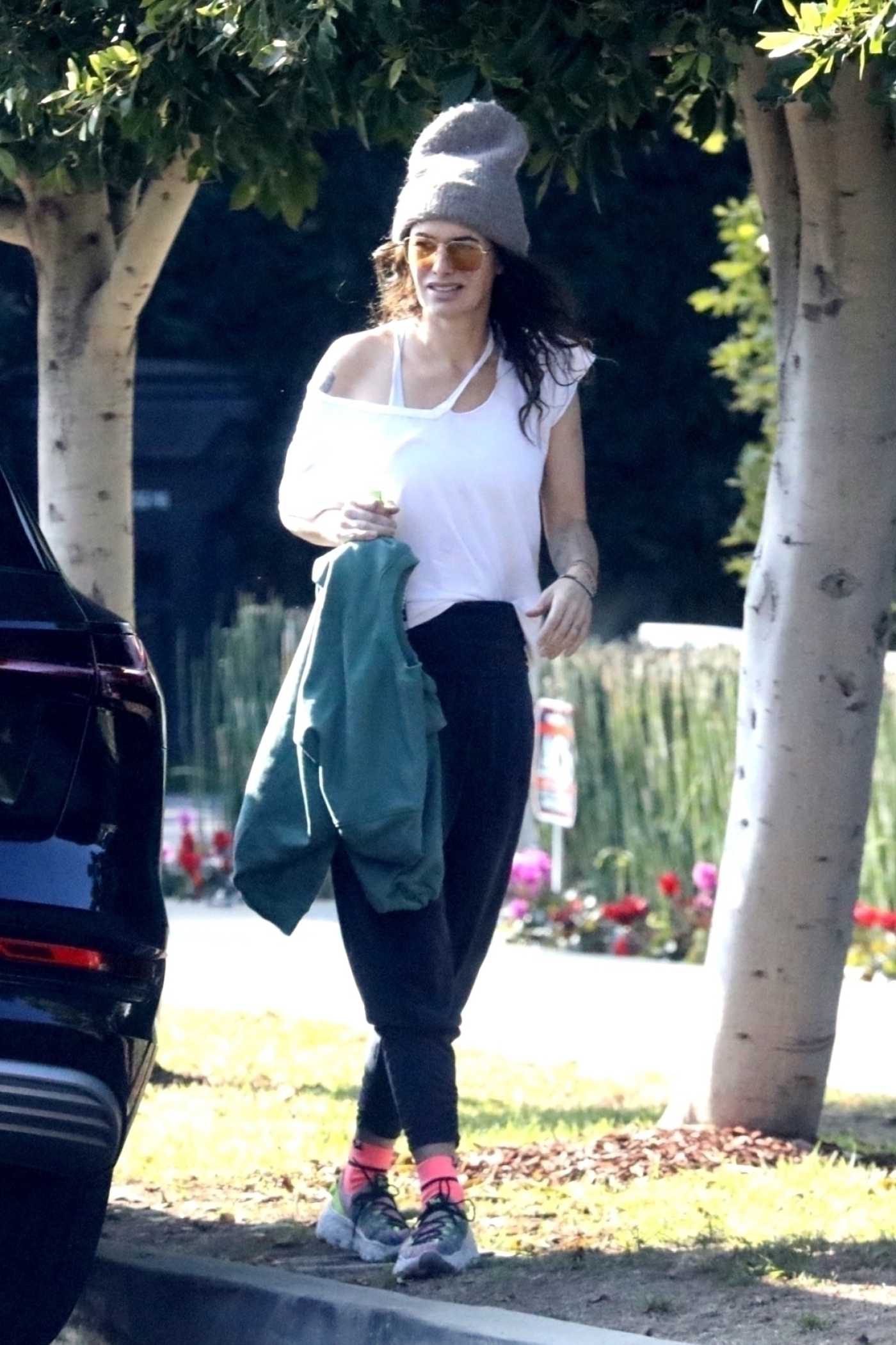 Lena Headey in a White Tee Was Seen Out with Marc Menchaca in Los Angeles 11/18/2020