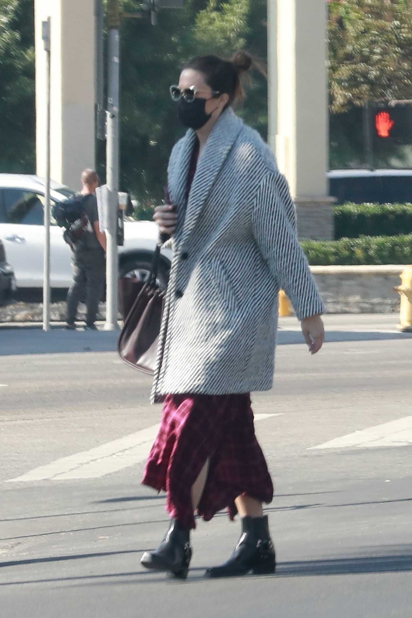 Mandy Moore in a Grey Coat Leaves an Acupuncture Clinic in Los Angeles 11/10/2020