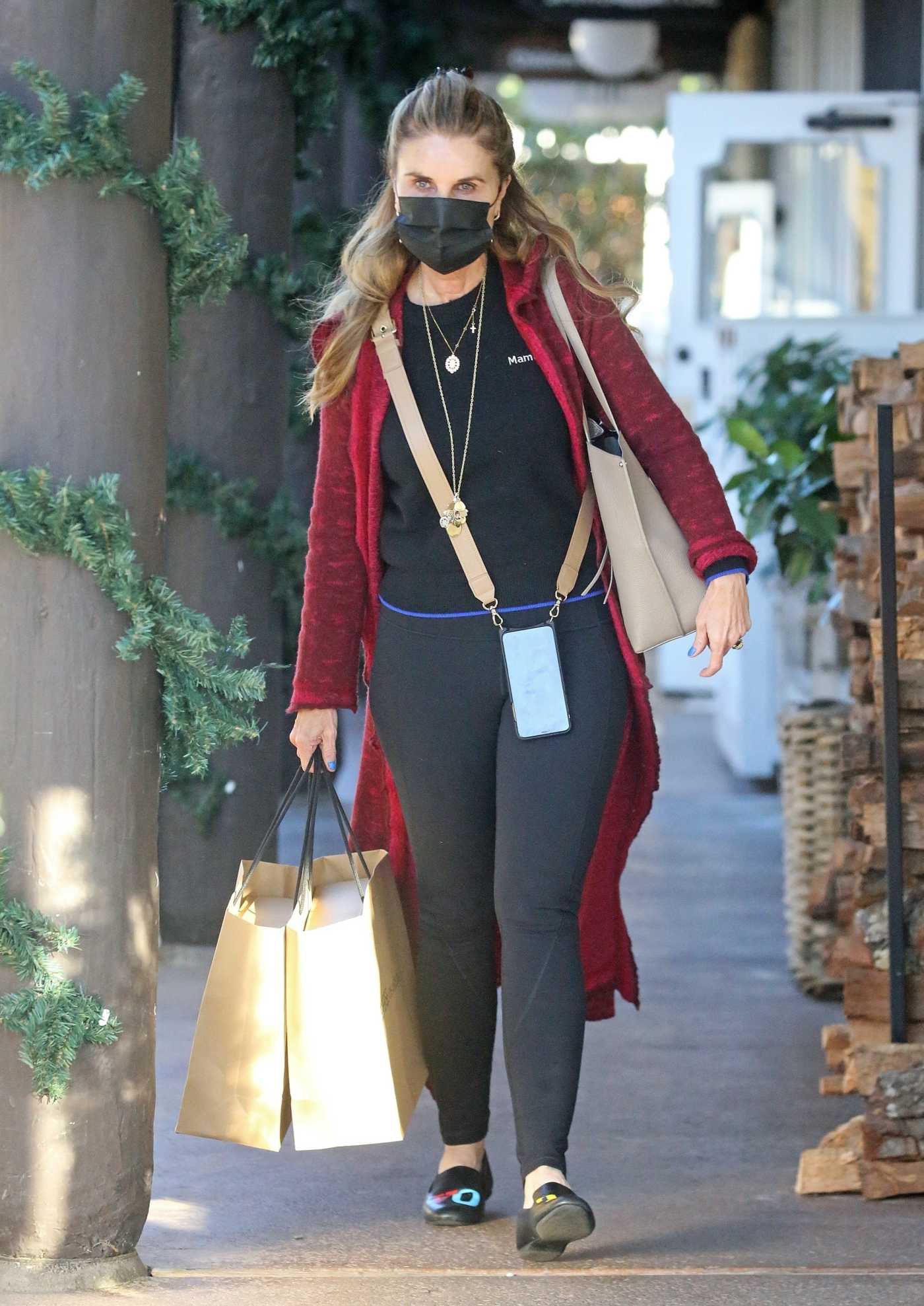 Maria Shriver in a Black Protective Mask Goes Shopping in Montecino 11/08/2020