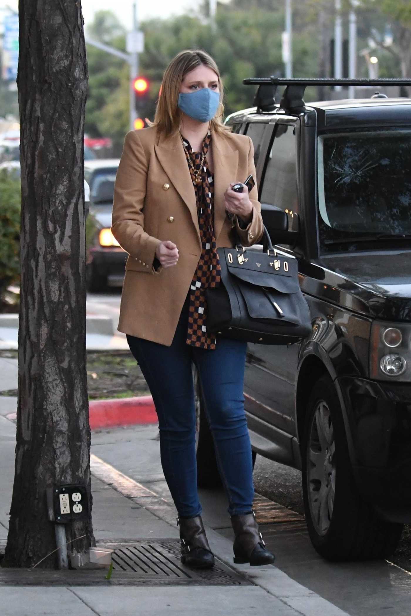 Mischa Barton in a Beige Blazer Goes Out for Dinner with Her Boyfriend Gian Marco Flamini at Il Pastaio Restaurant in Beverly Hills 11/19/2020