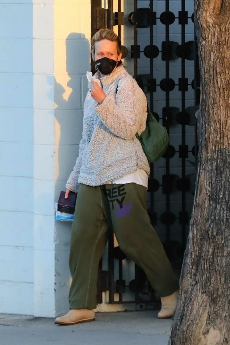 Sarah Paulson in a Black Protective Mask