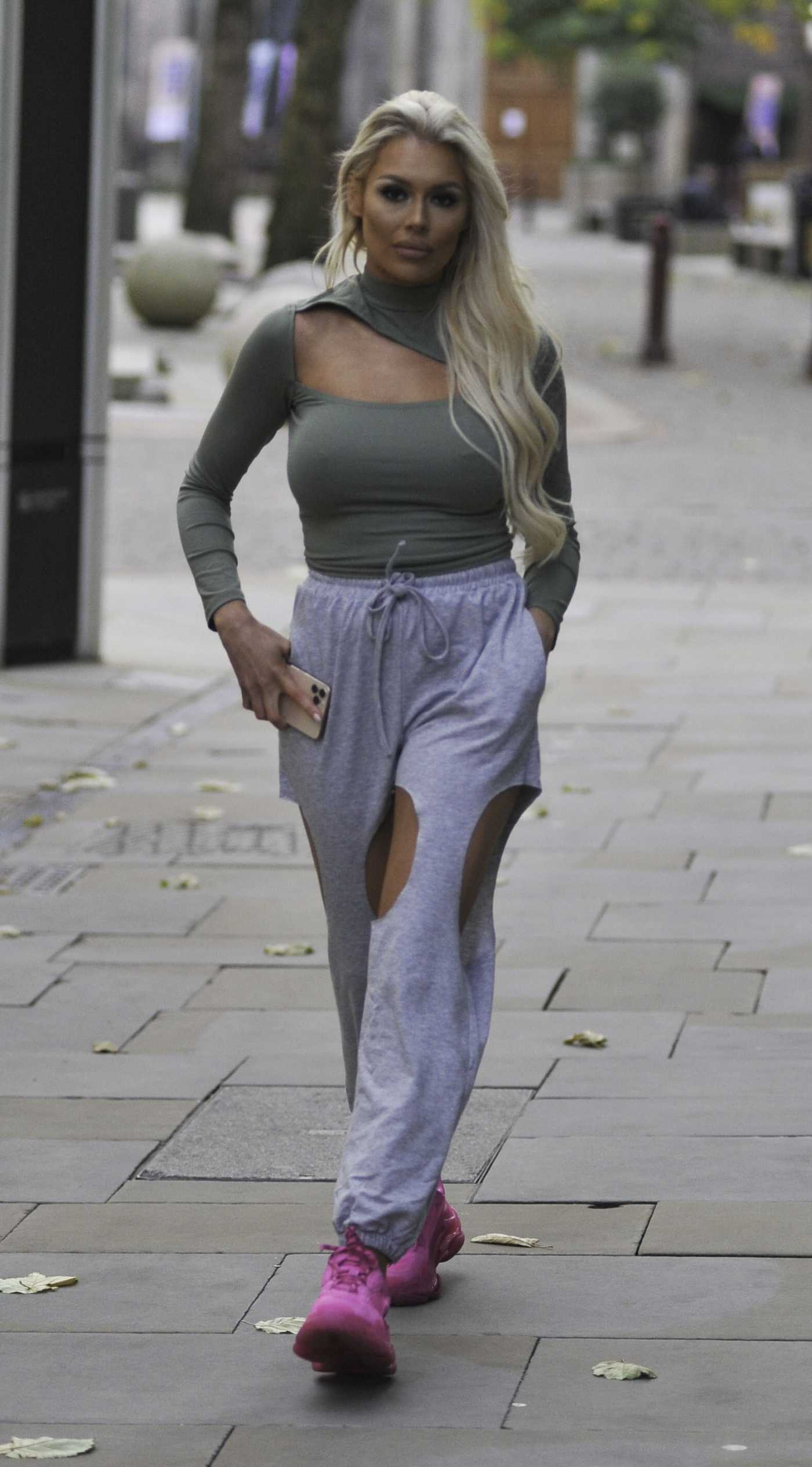 Shannen Reilly McGrath in a Grey Ripped Sweatpants Was Spotted Out in Manchester 11/07/2020