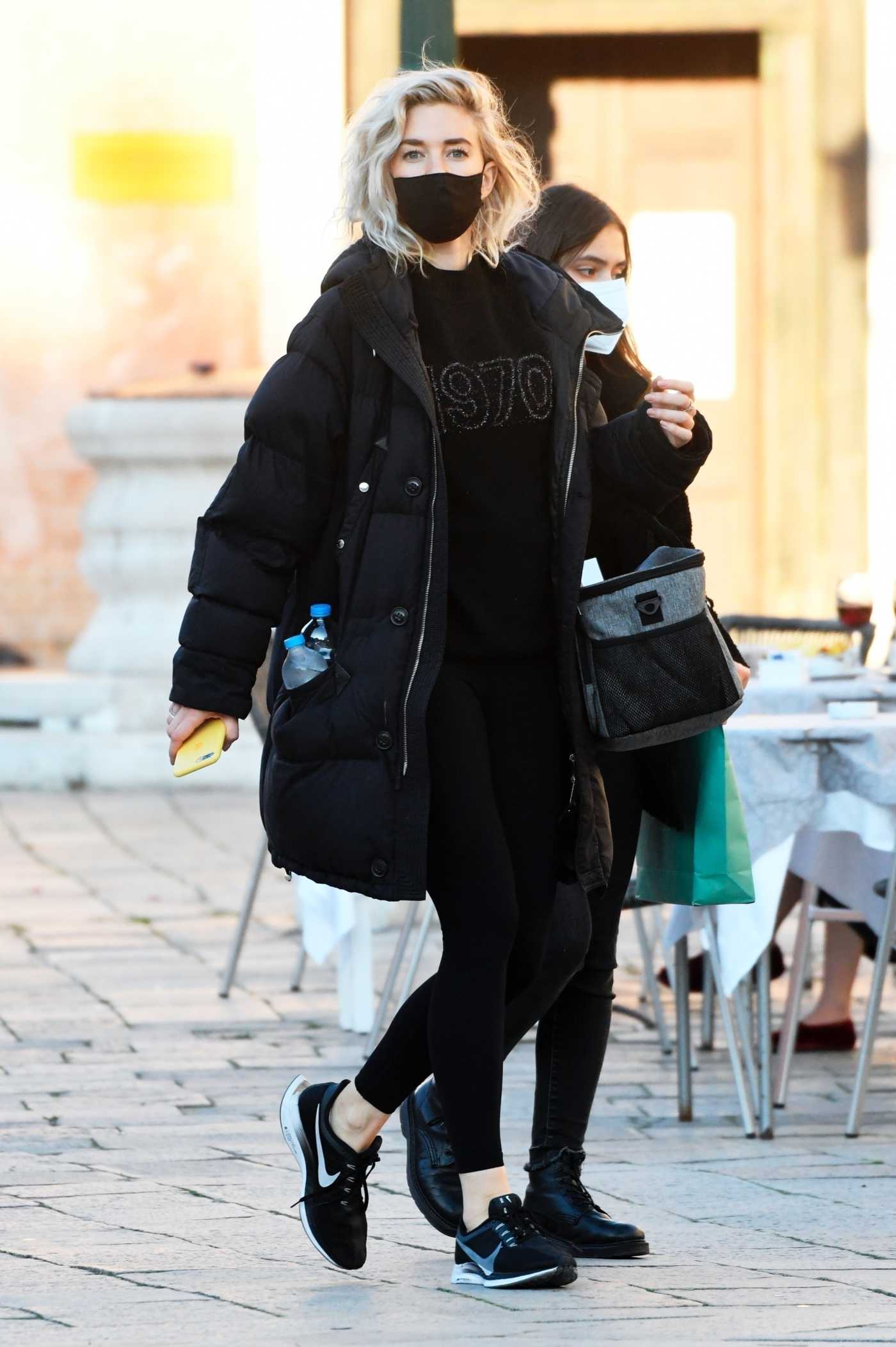 Vanessa Kirby in a Black Protective Mask Was Seen Out in Venice 11/05/2020