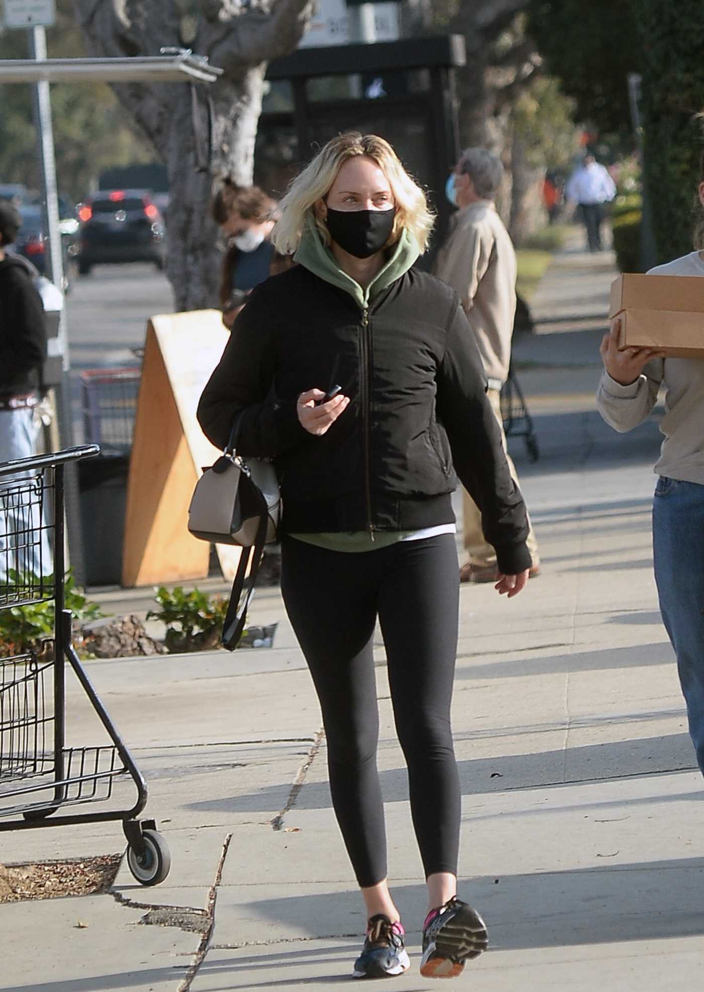 Amber Valletta in a Black Outfit Was Seen Out in Los Angeles 12/16/2020