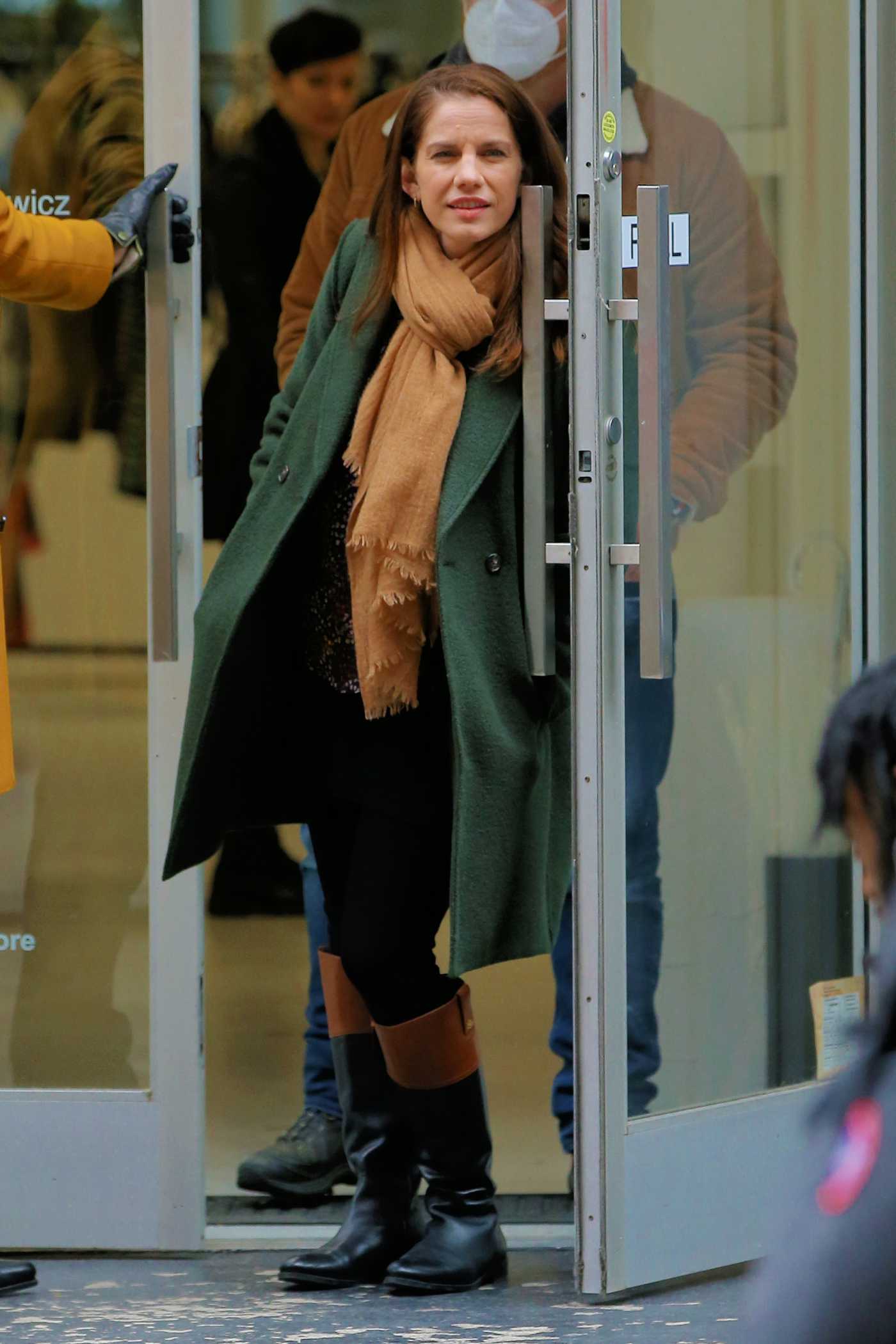 Anna Chlumsky in a Green Coat on the Set of Inventing Anna in Soho in New York 12/02/2020