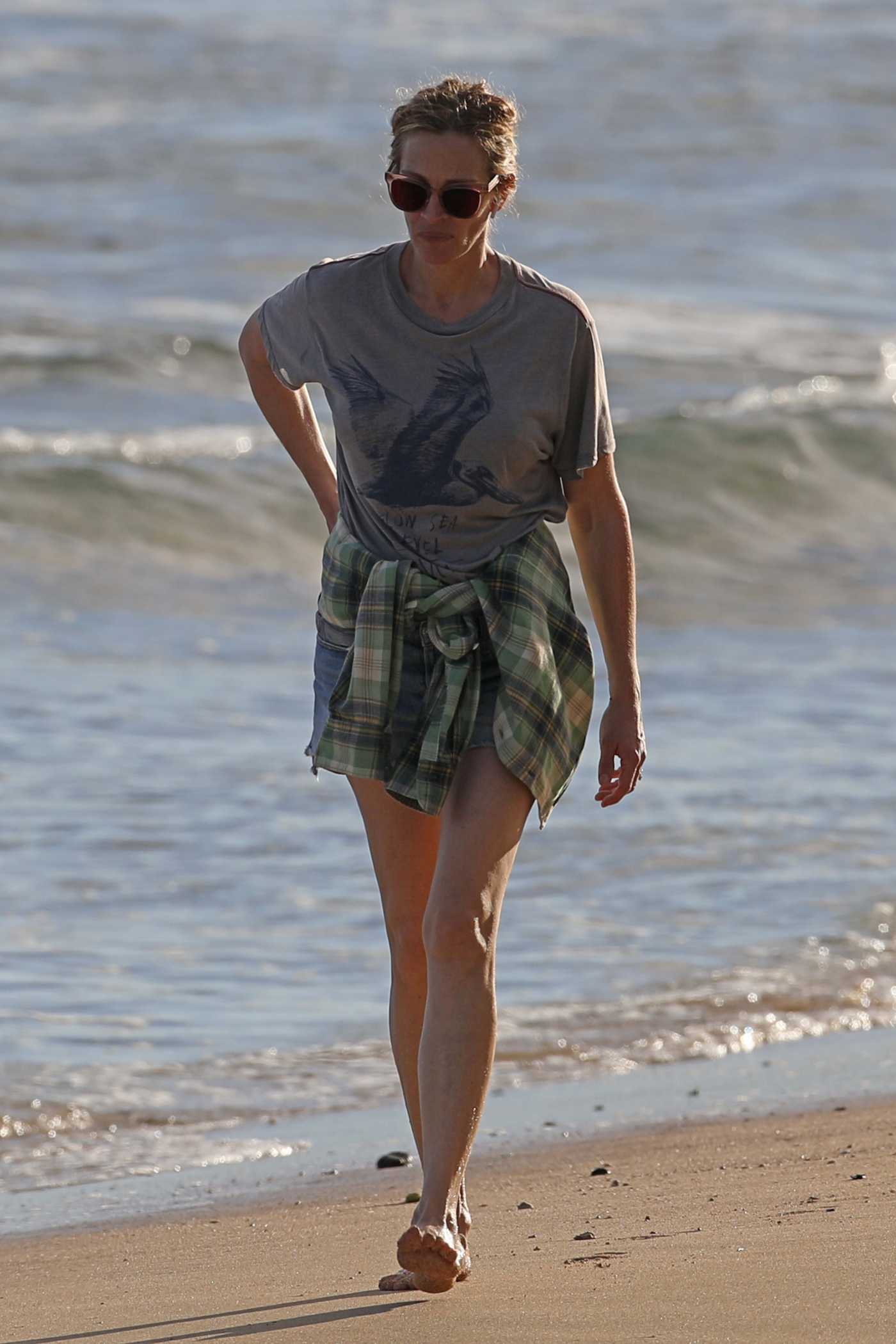 Julia Roberts in a Grey Tee Takes a Solo Beach Walk in Hawaii 12/01/2020