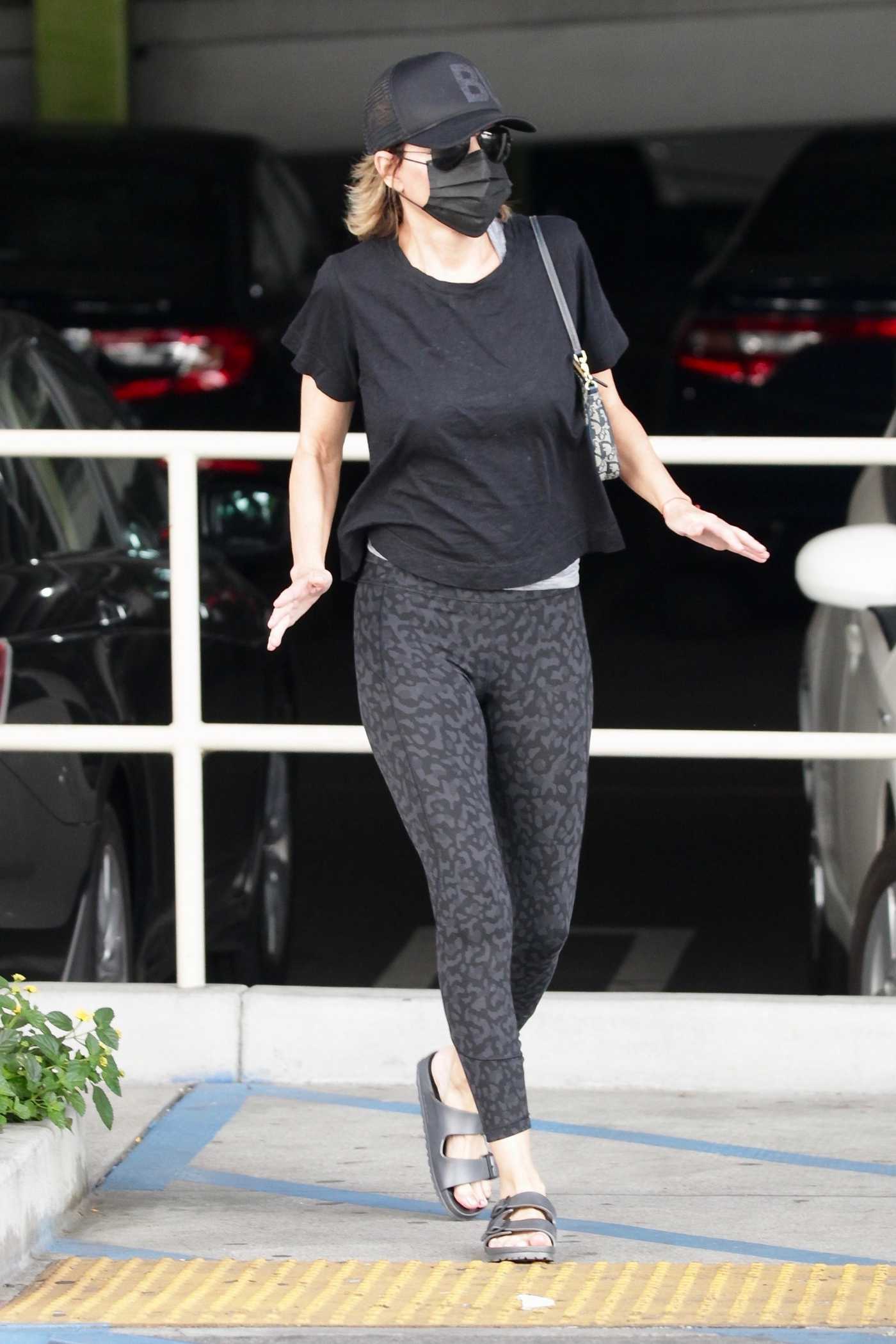 Lisa Rinna in a Black Cap Goes Shopping at the Glen Market in Los