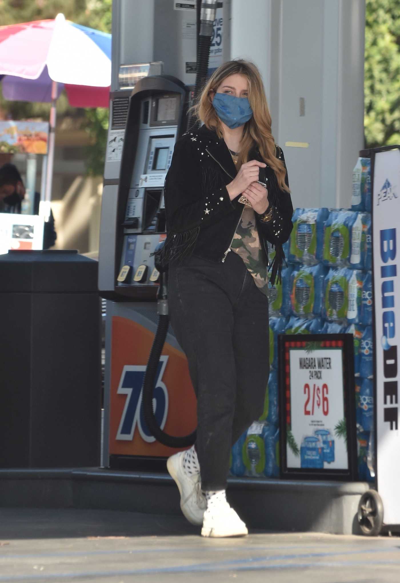Mischa Barton in a White Sneakers Was Spotted at a Gas Station in Los Angeles 12/11/2020