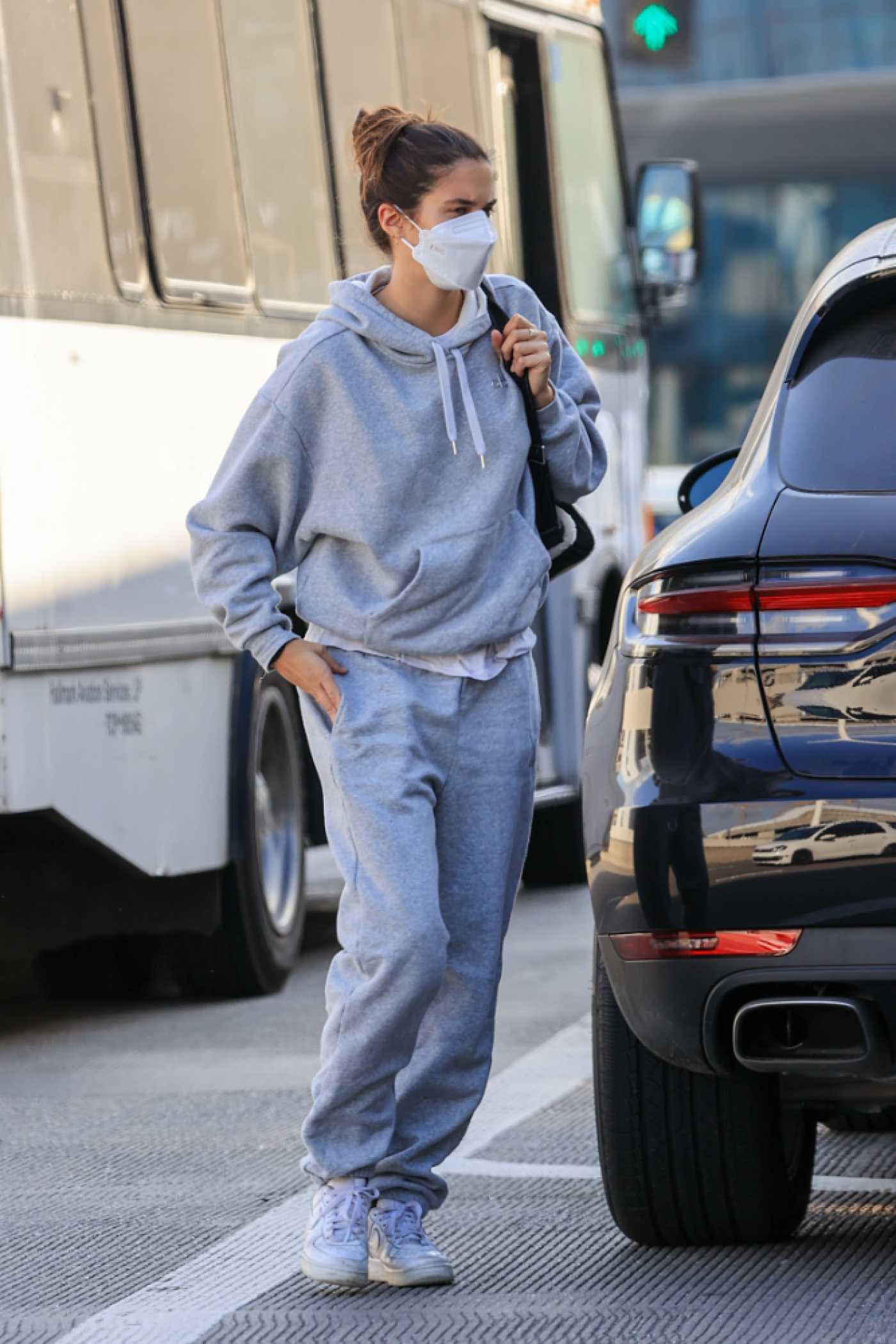 Sara Sampaio in a Grey Sweatsuit Arrives at LAX Airport in LA 12/11/2020