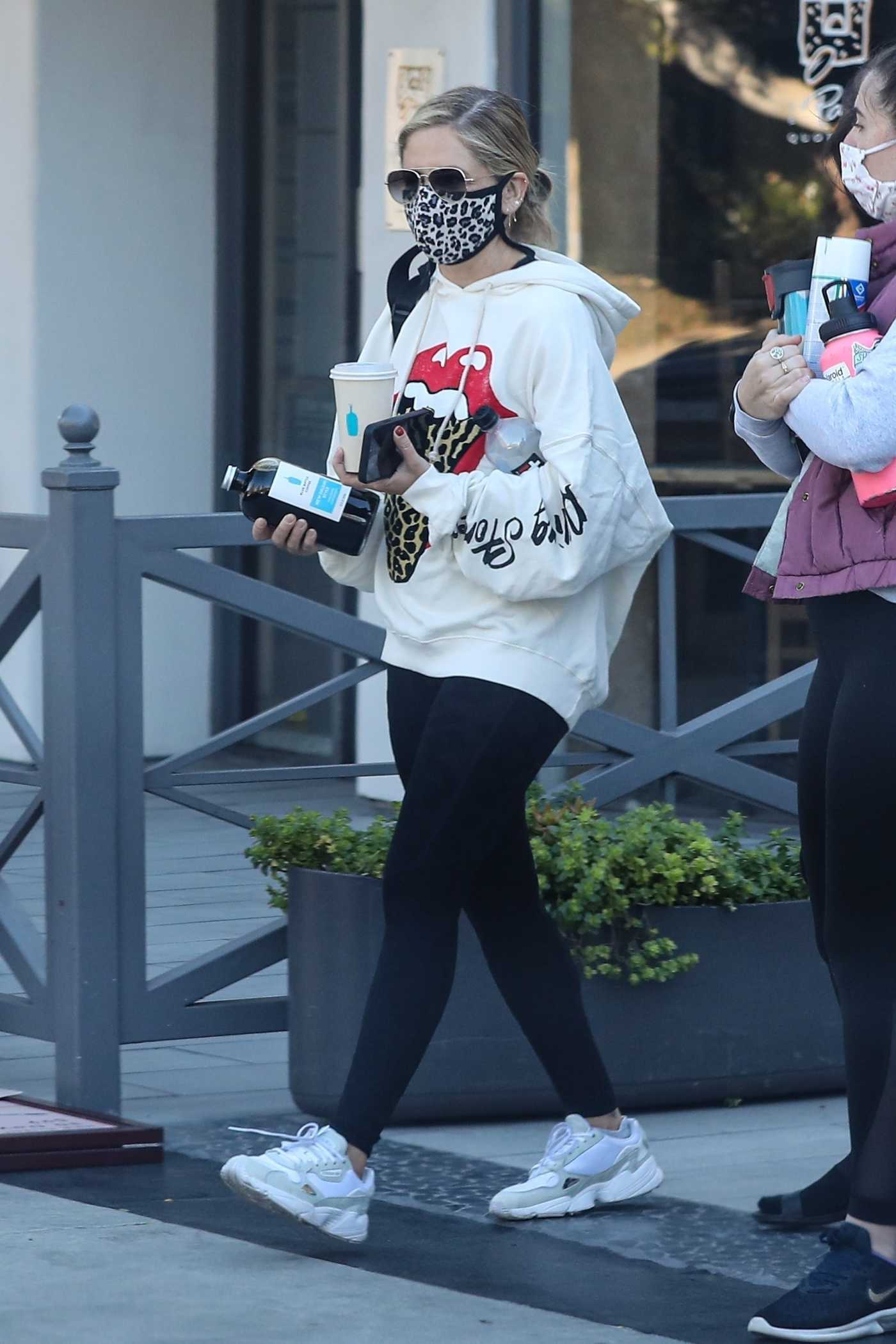 Sarah Michelle Gellar in a White Hoodie Was Seen Out in Brentwood 12/14/2020