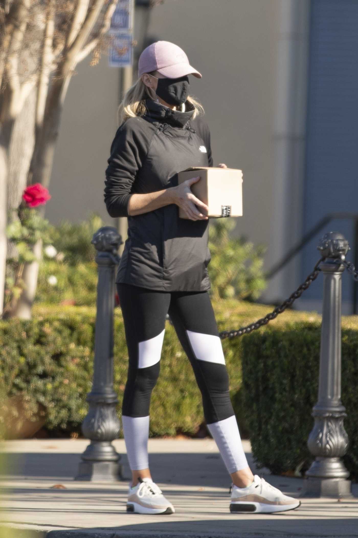 Hayley Roberts in a Black Leggings Showed off Incredible Flexibility in Calabasas 01/03/2021