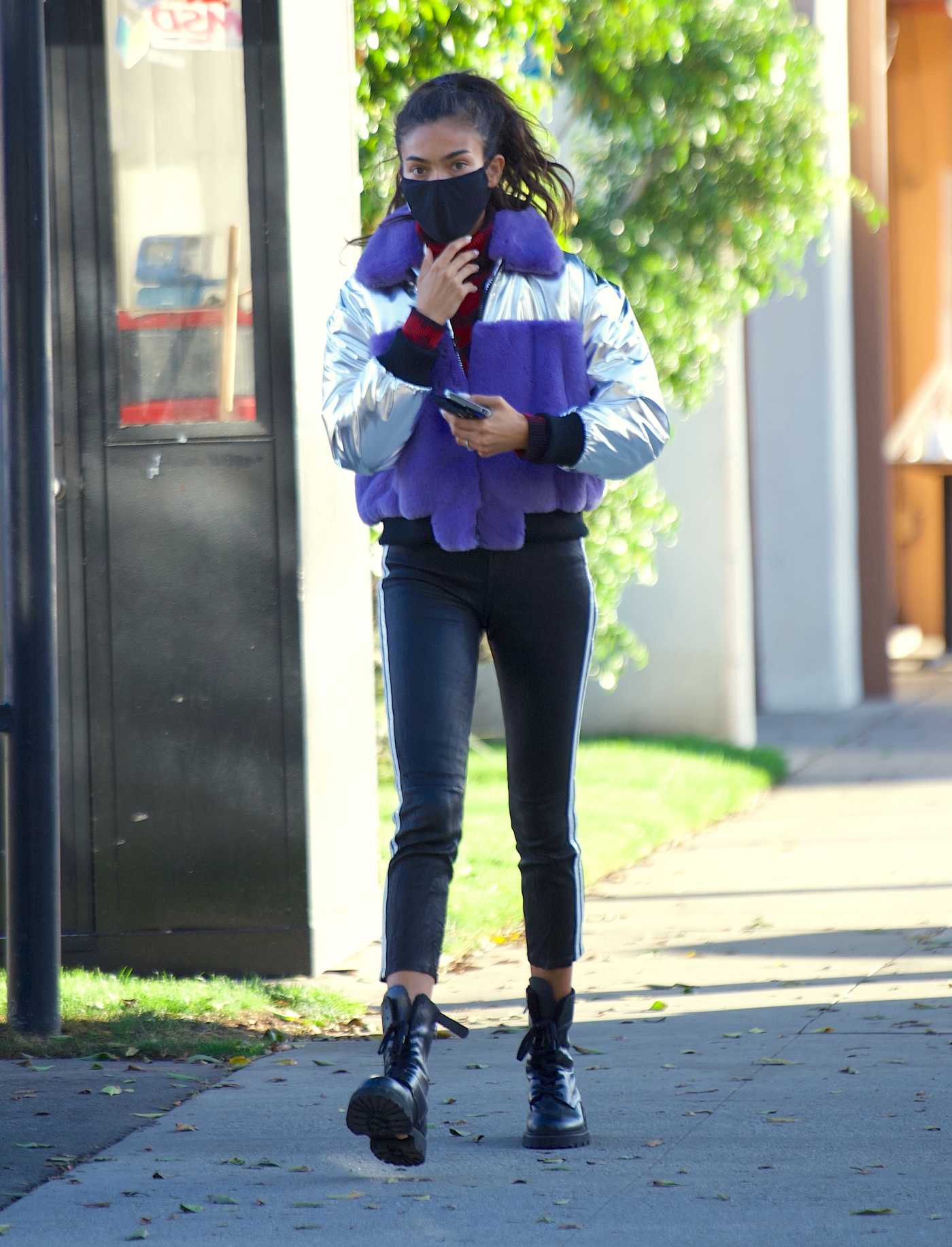 Kelly Gale in a Black Boots Was Spotted Out with Joel Kinnaman in Beverly Hills 01/21/2021