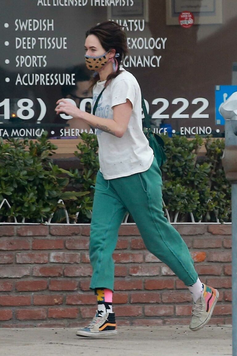 Lena Headey in a Green Sweatpants