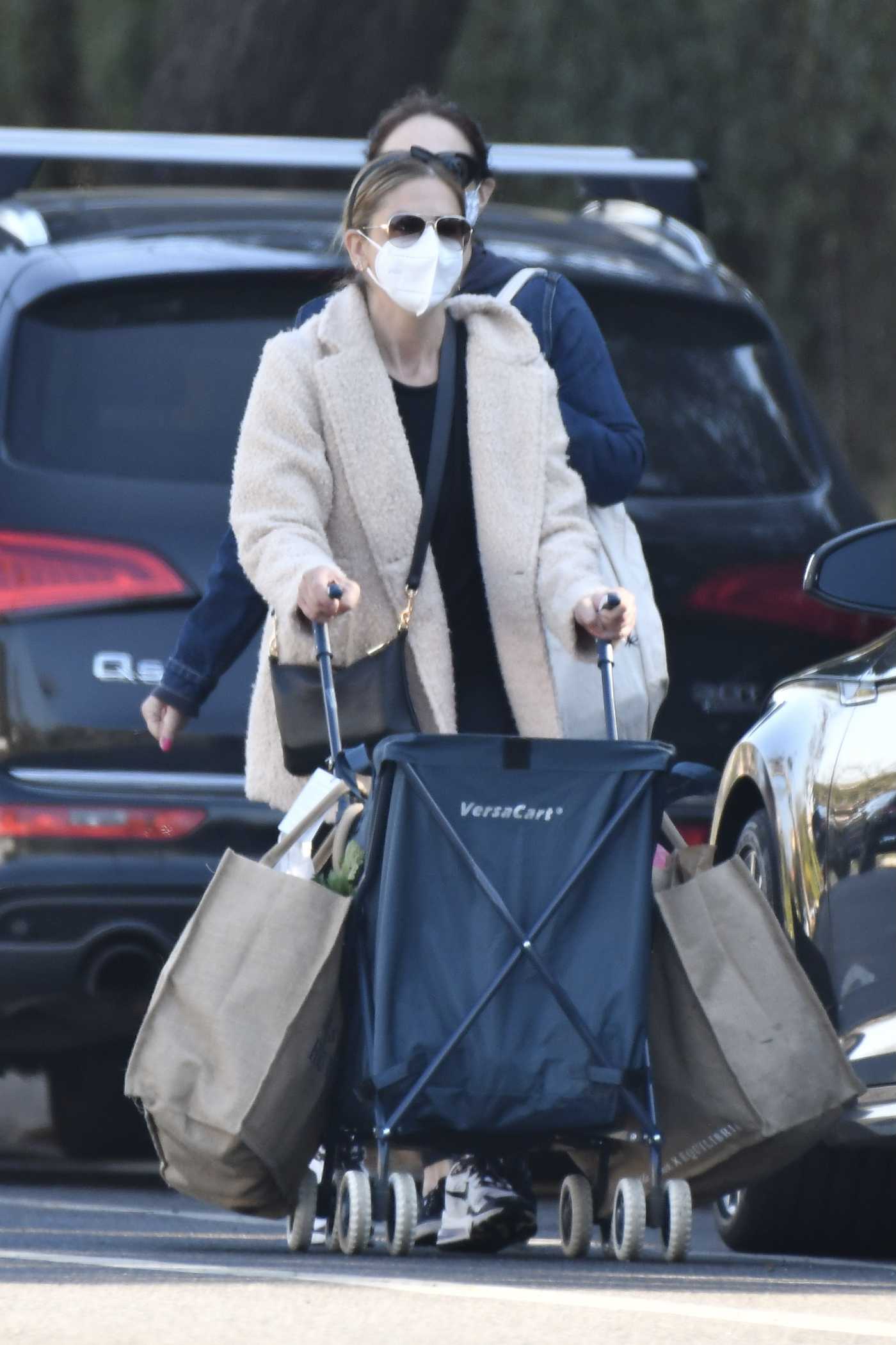 Sarah Michelle Gellar in a Beige Coat Goes Shopping at the Farmers Market in Brentwood 01/25/2021