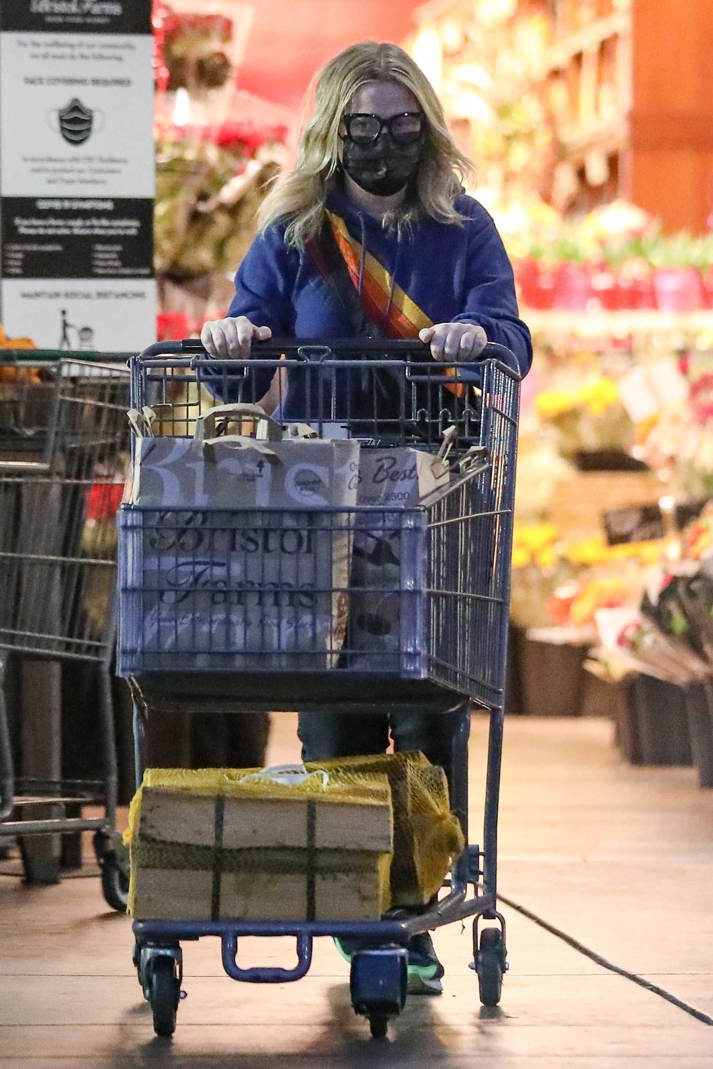 Amy Poehler in a Black Protective Mask Shops for Groceries at Bristol Farms in Beverly Hills 02/11/2021