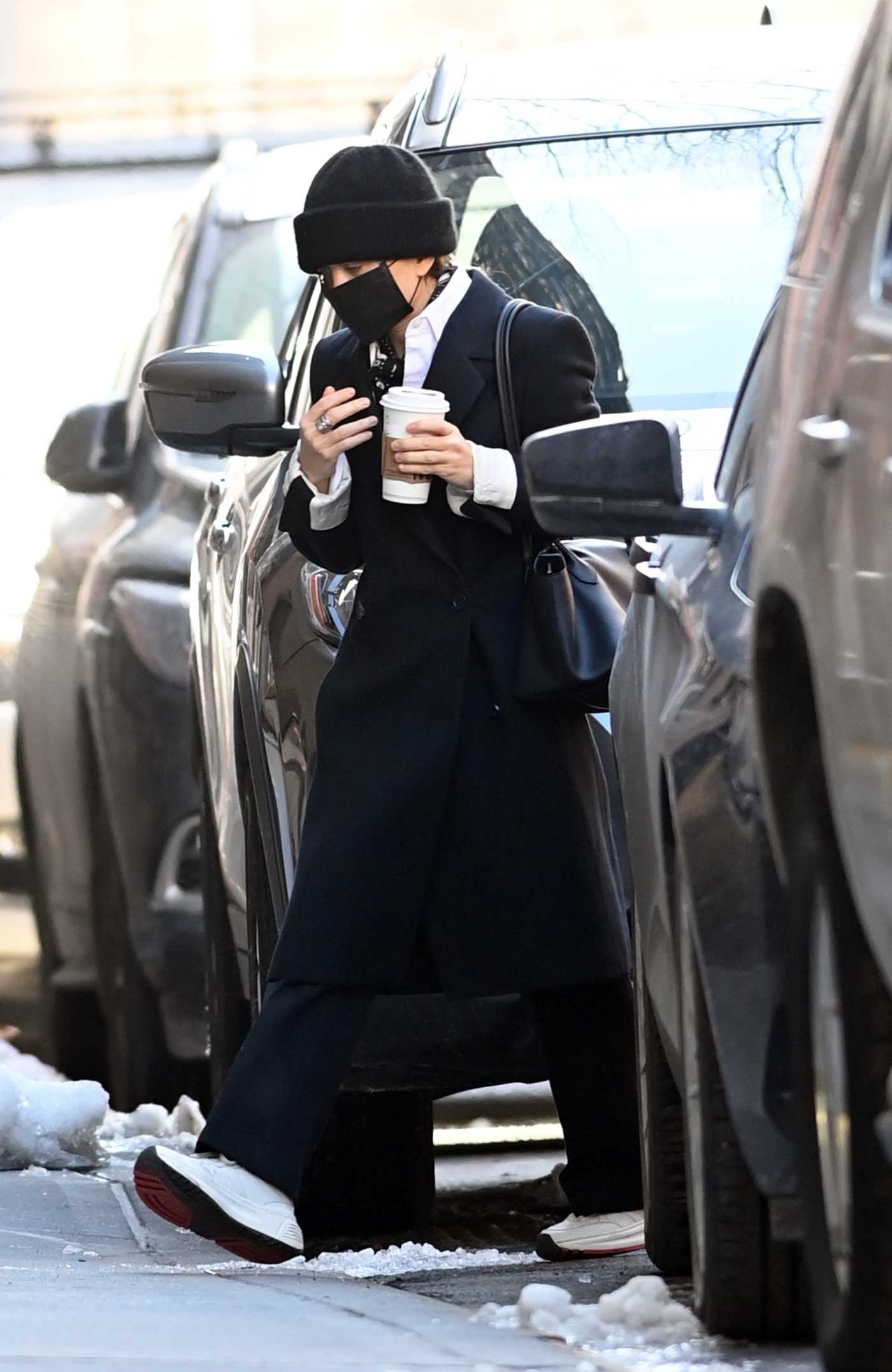 Mary-Kate Olsen in a Black Beanie Hat Arrives at Office Building in New York 02/12/2021