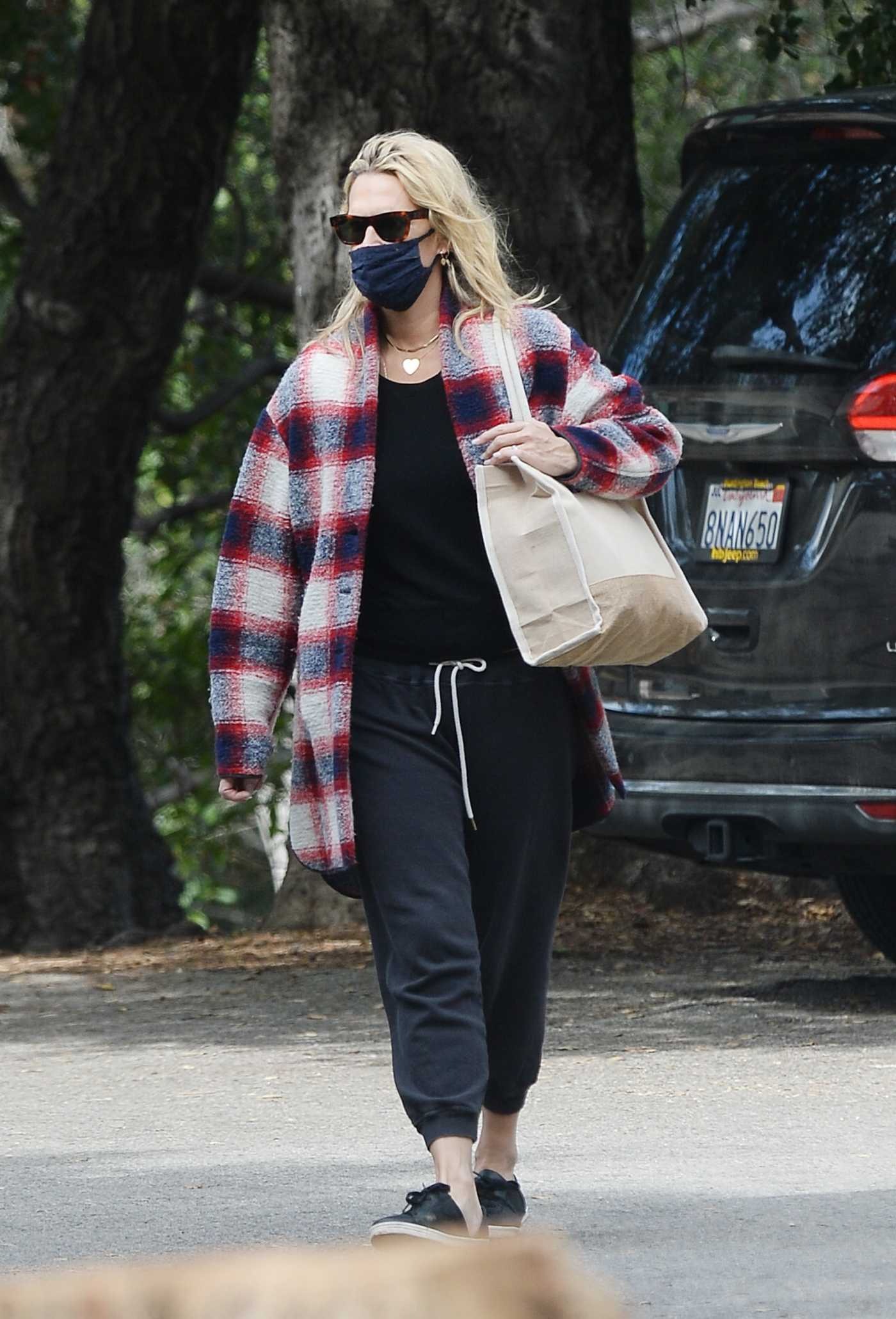 Molly Sims in a Plaid Cardigan Heads Out to a Park with Friends in Los Angeles 01/31/2021
