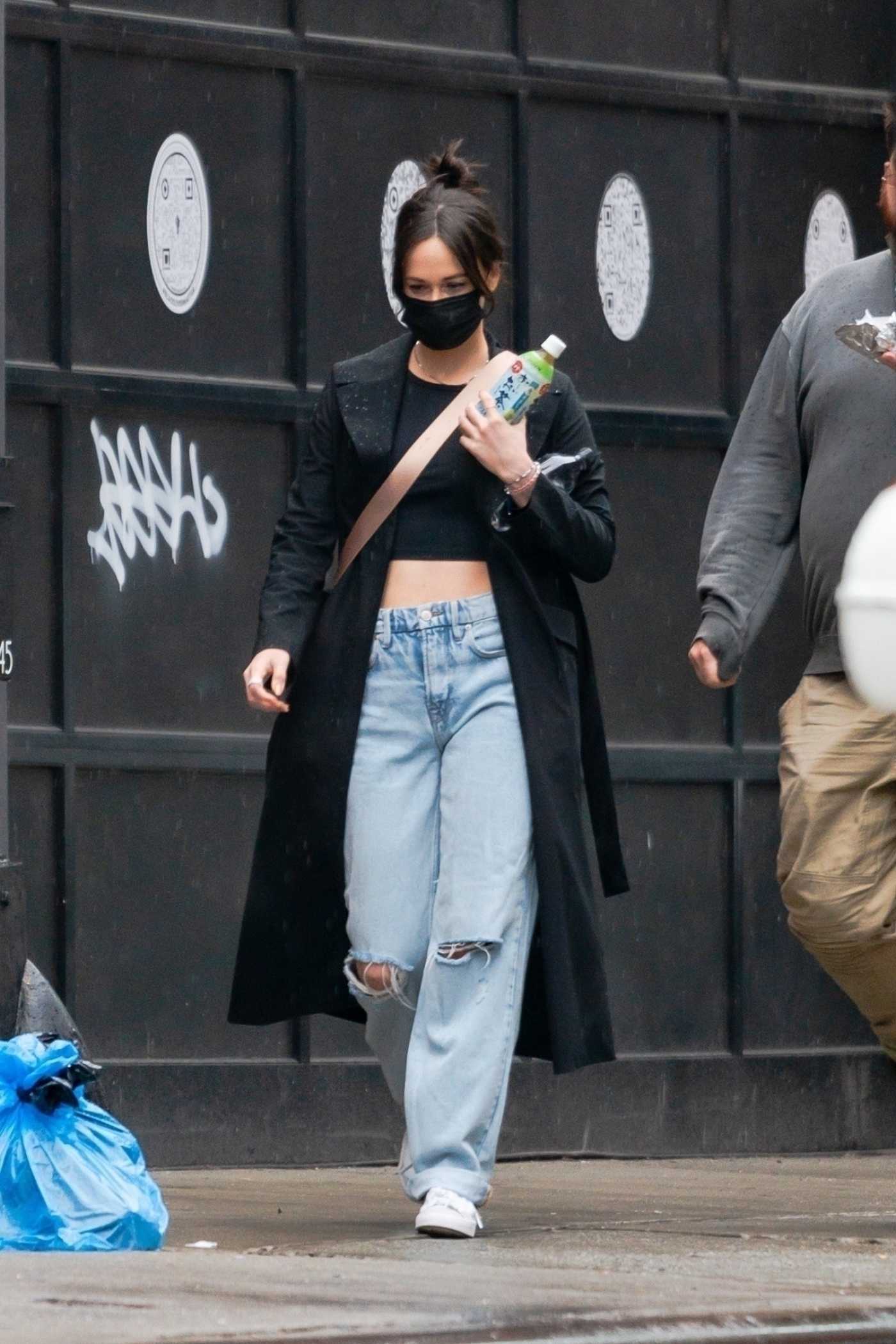 Kacey Musgraves in a Blue Ripped Jeans Was Seen Out in New York 03/28/2021