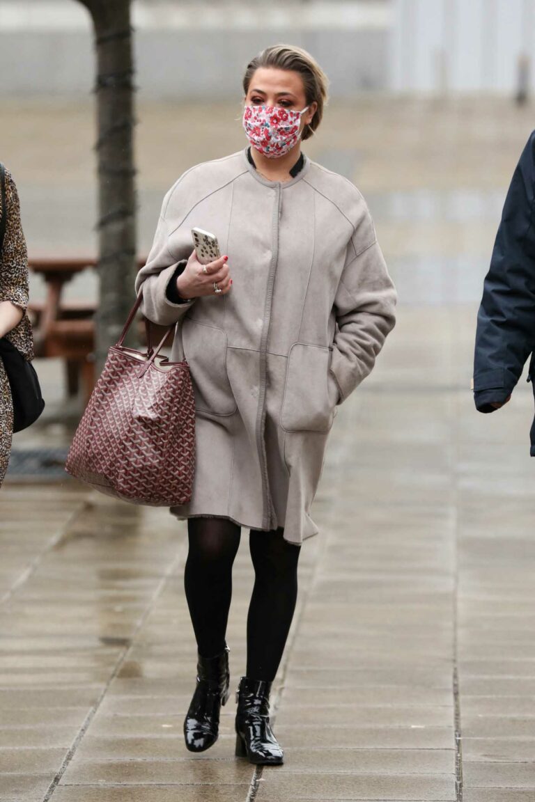 Lisa Armstrong in a Beige Coat