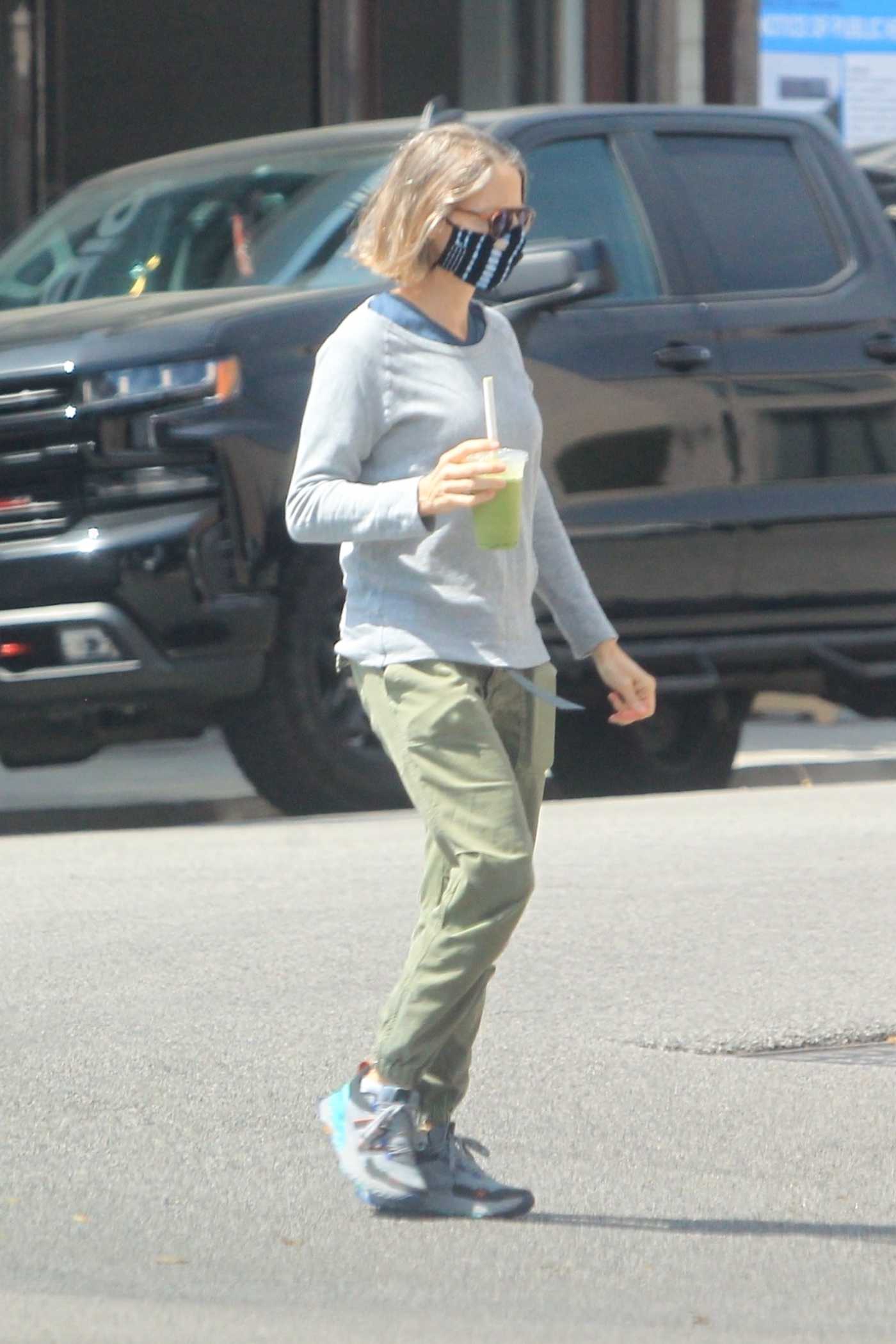 Jodie Foster in a Grey Sweatshirt Was Seen Out in Los Angeles 04/05/2021