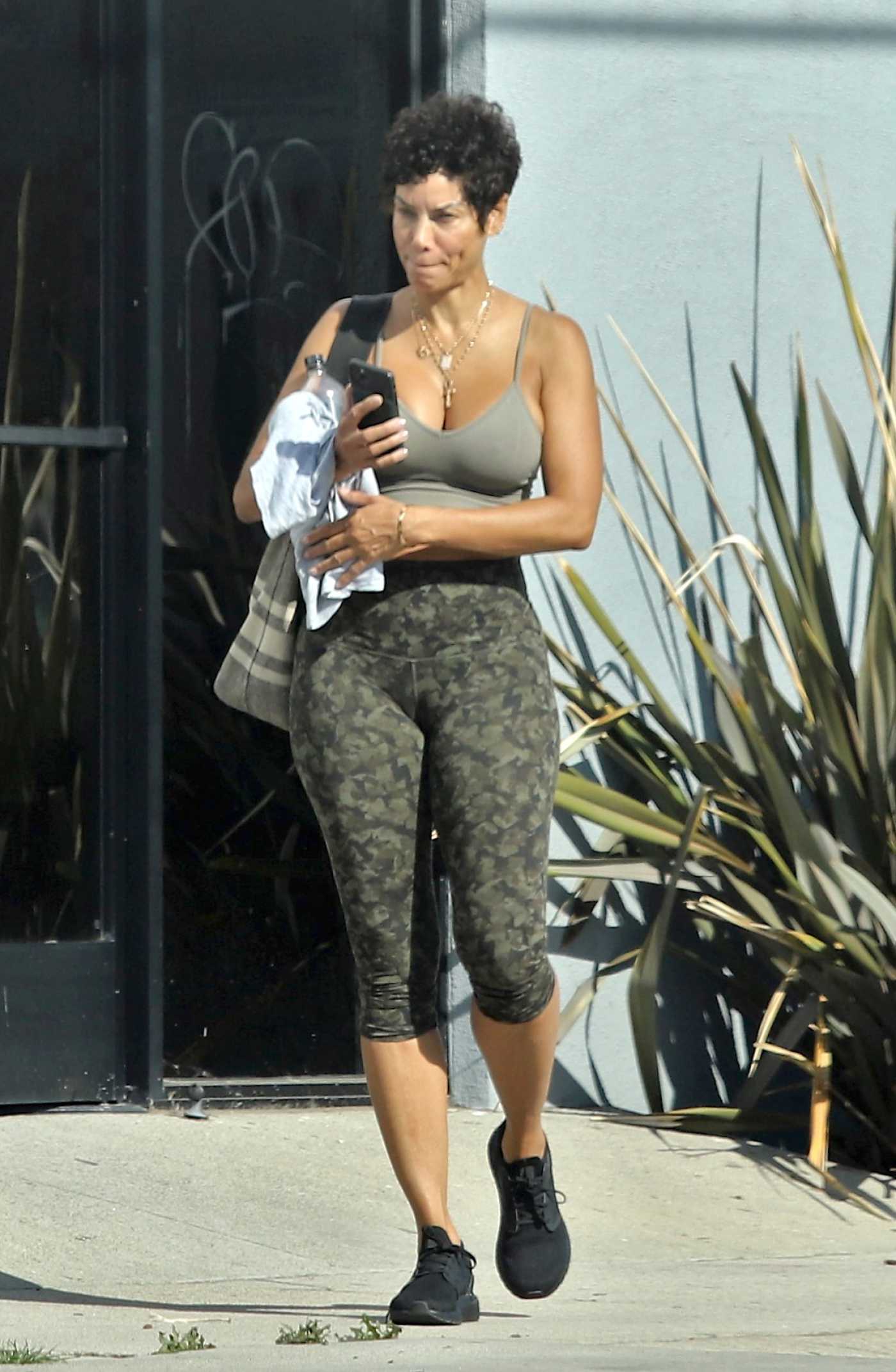 Nicole Murphy in an Olive Sports Bra Leaves the Gym in Los Angeles 04/02/2021