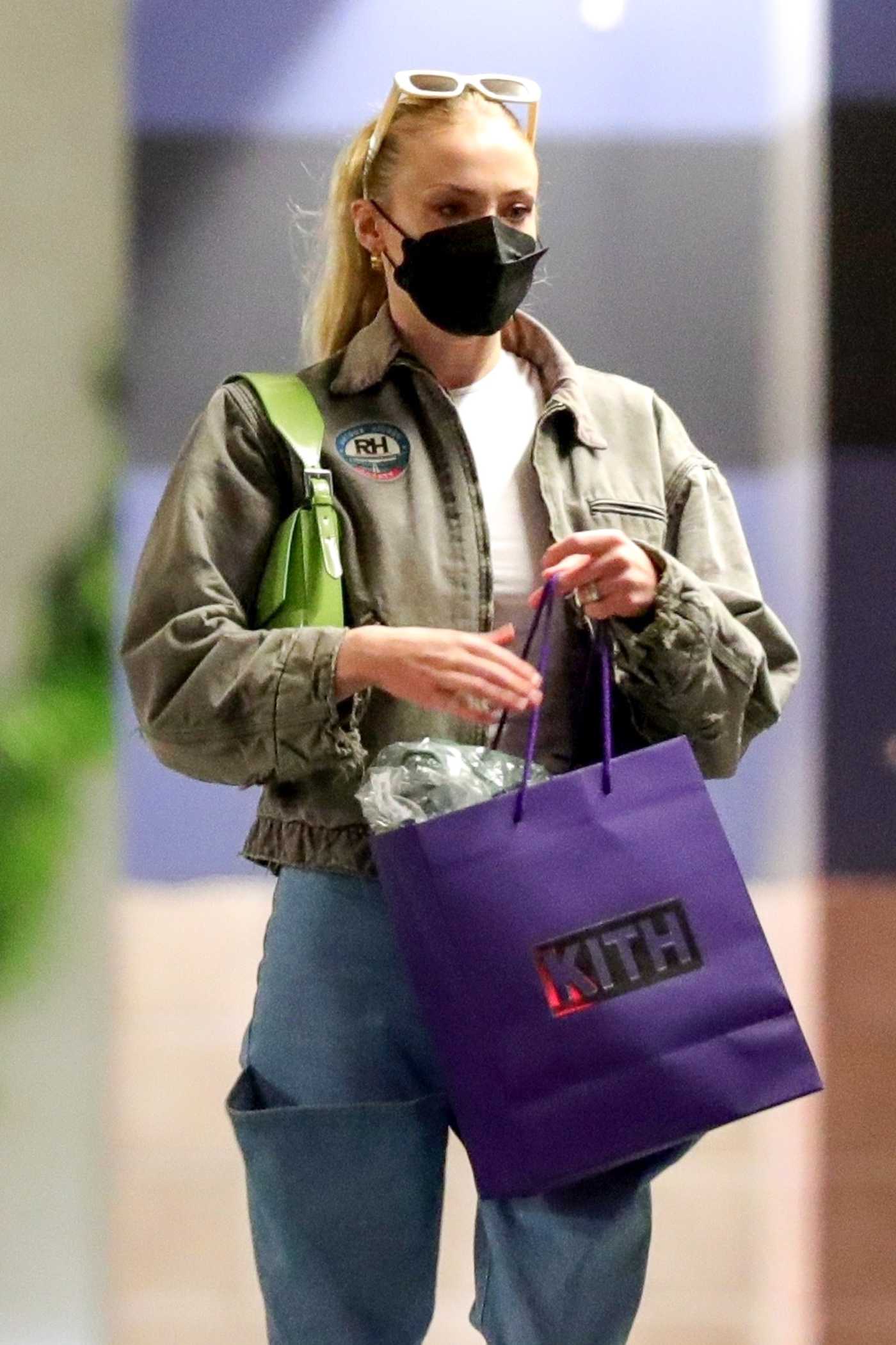 Sophie Turner in a Black Protective Mask Goes Shopping Out with Joe Jonas in Los Angeles 04/21/2021