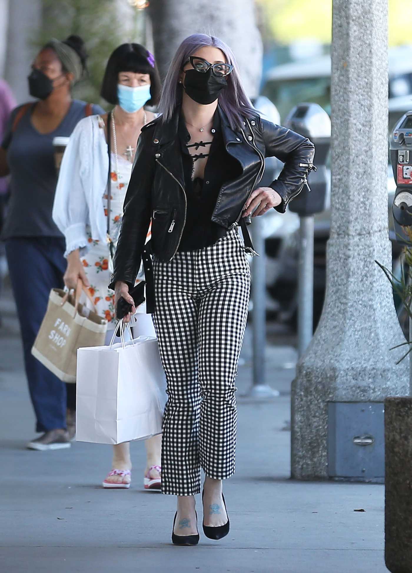 Kelly Osbourne in a Checked Pants Goes Shopping in Larchmont Village in Los Angeles 04/30/2021