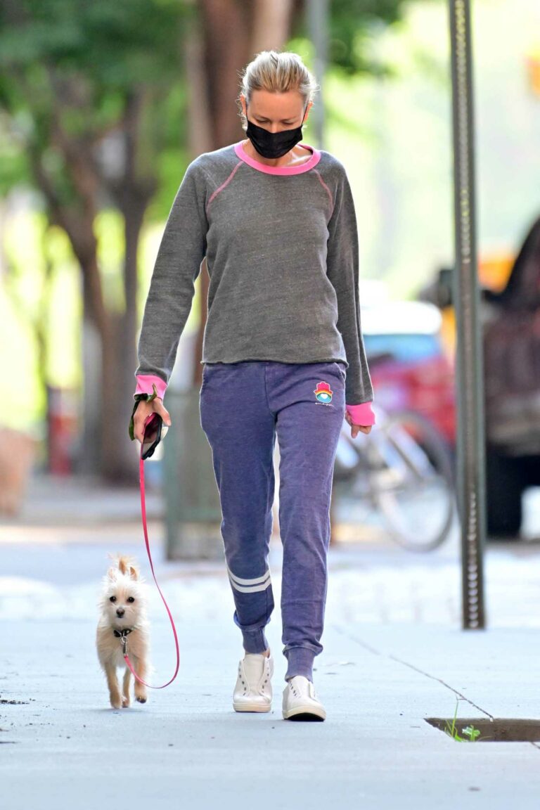 Naomi Watts in a Whie Sneakers