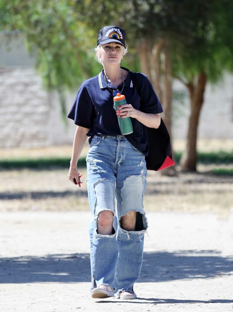 Gwen Stefani in a Blue Ripped Jeans
