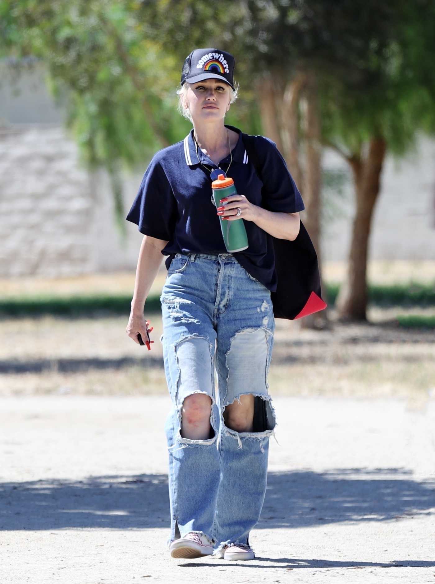 Gwen Stefani in a Blue Ripped Jeans Was Seen Out in Santa Monica 06/12/2021