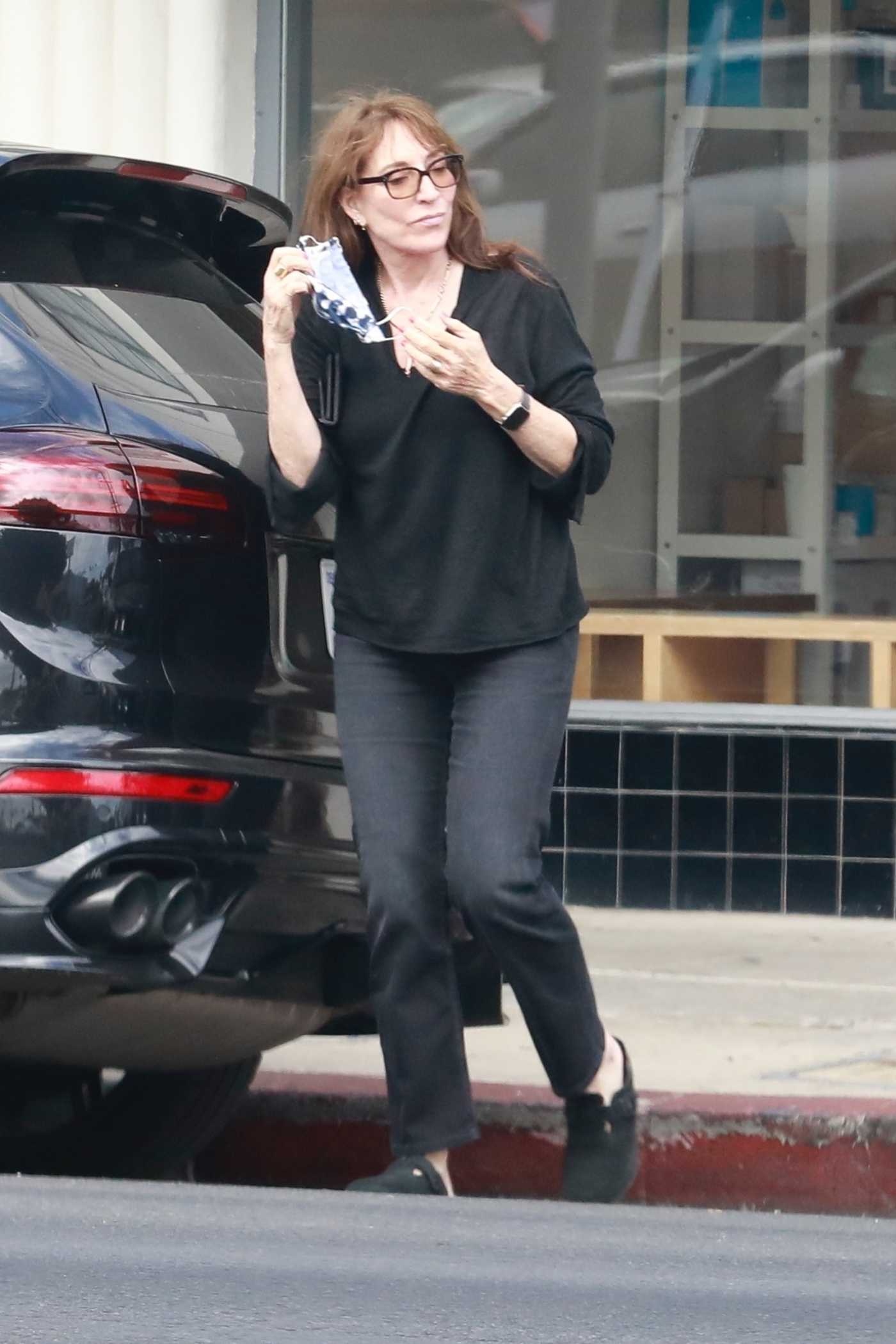 Katey Sagal in a Black Outfit Was Seen Out in Los Angeles 06/07/2021