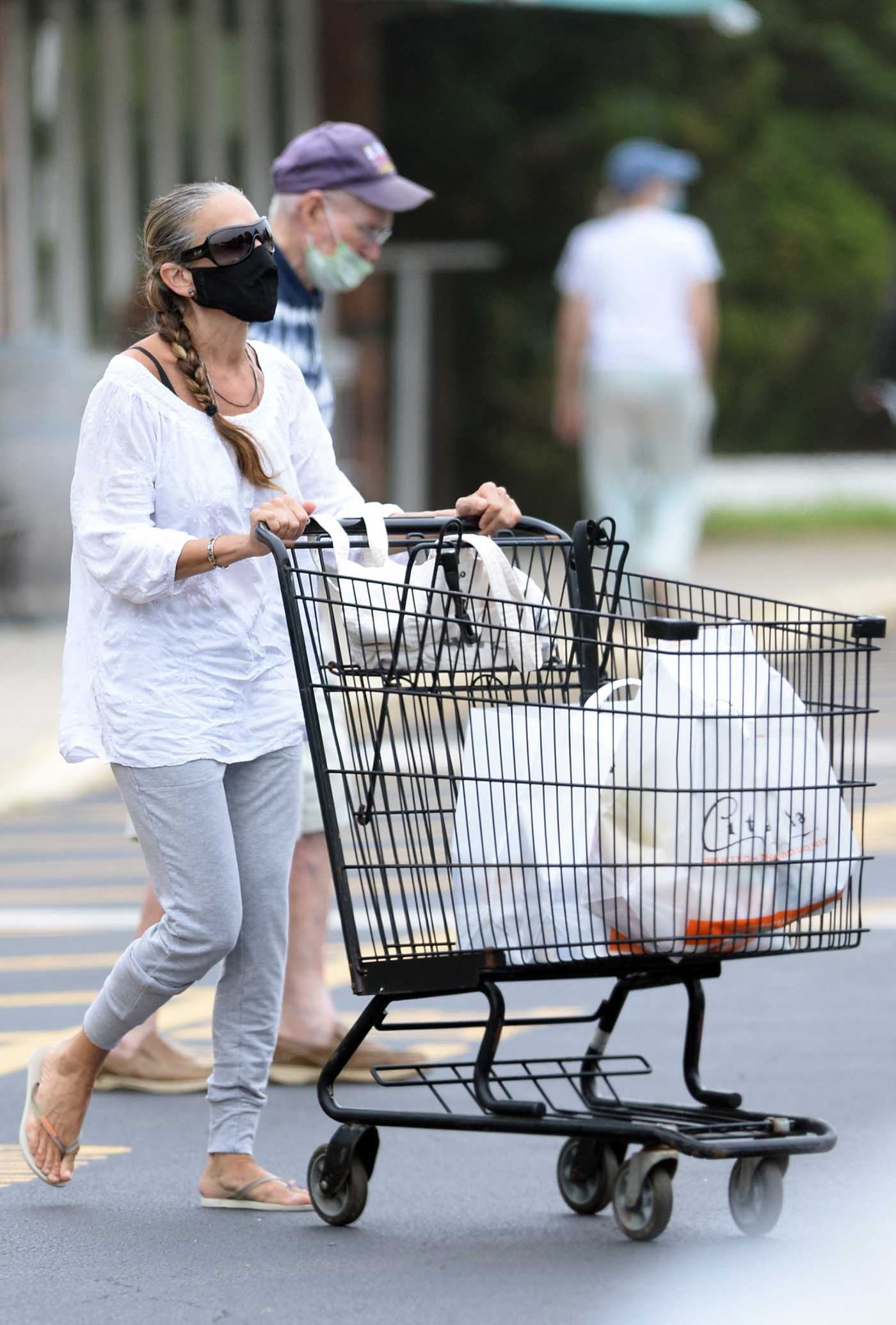 Sarah Jessica Parker in a Black Protective Mask Arrives at a Grocery Store in Amagansett, New York 06/21/2021