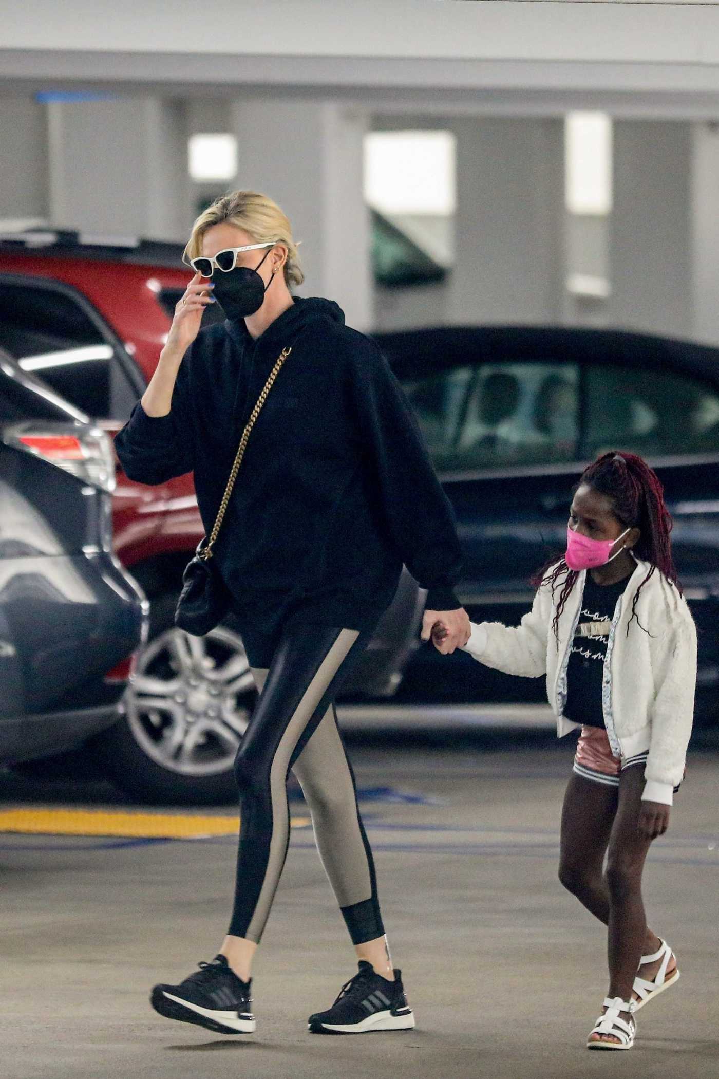 Charlize Theron in a Black Hoodie Wos Seen Out with Her Daughter in Los Angeles 07/07/2021
