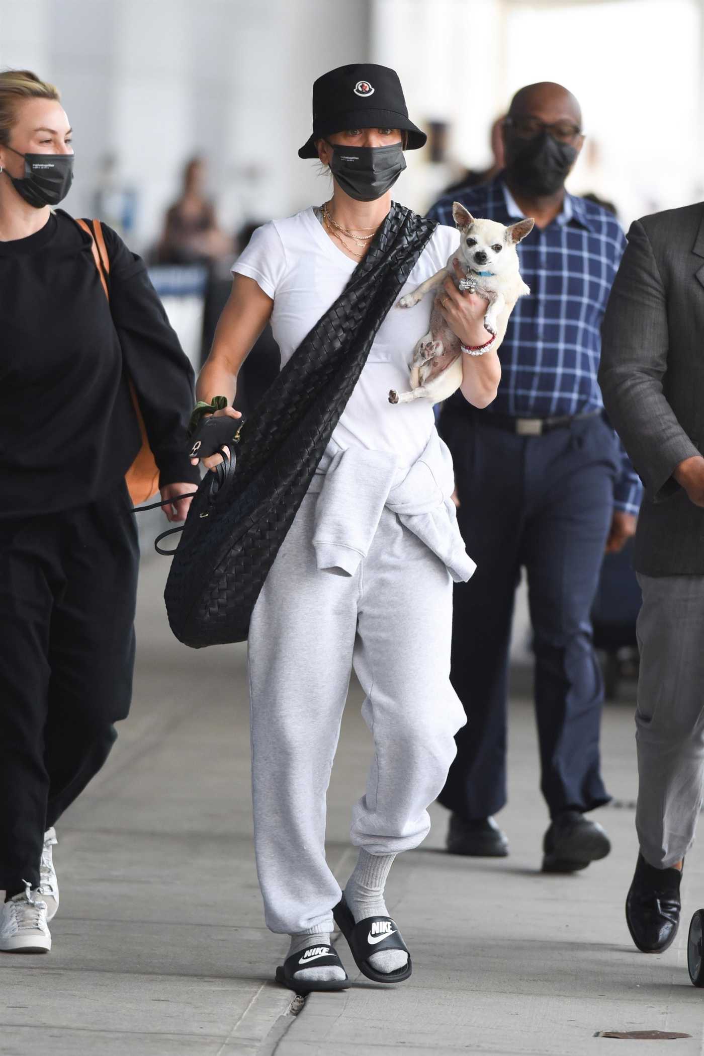 Kaley Cuoco in a White Tee Arrives at JFK Airport in New York 07/24/2021