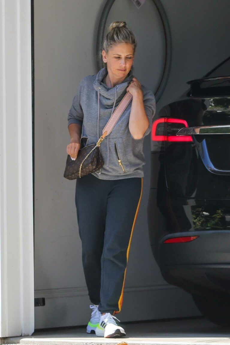 Sarah Michelle Gellar in a Grey Hoodie