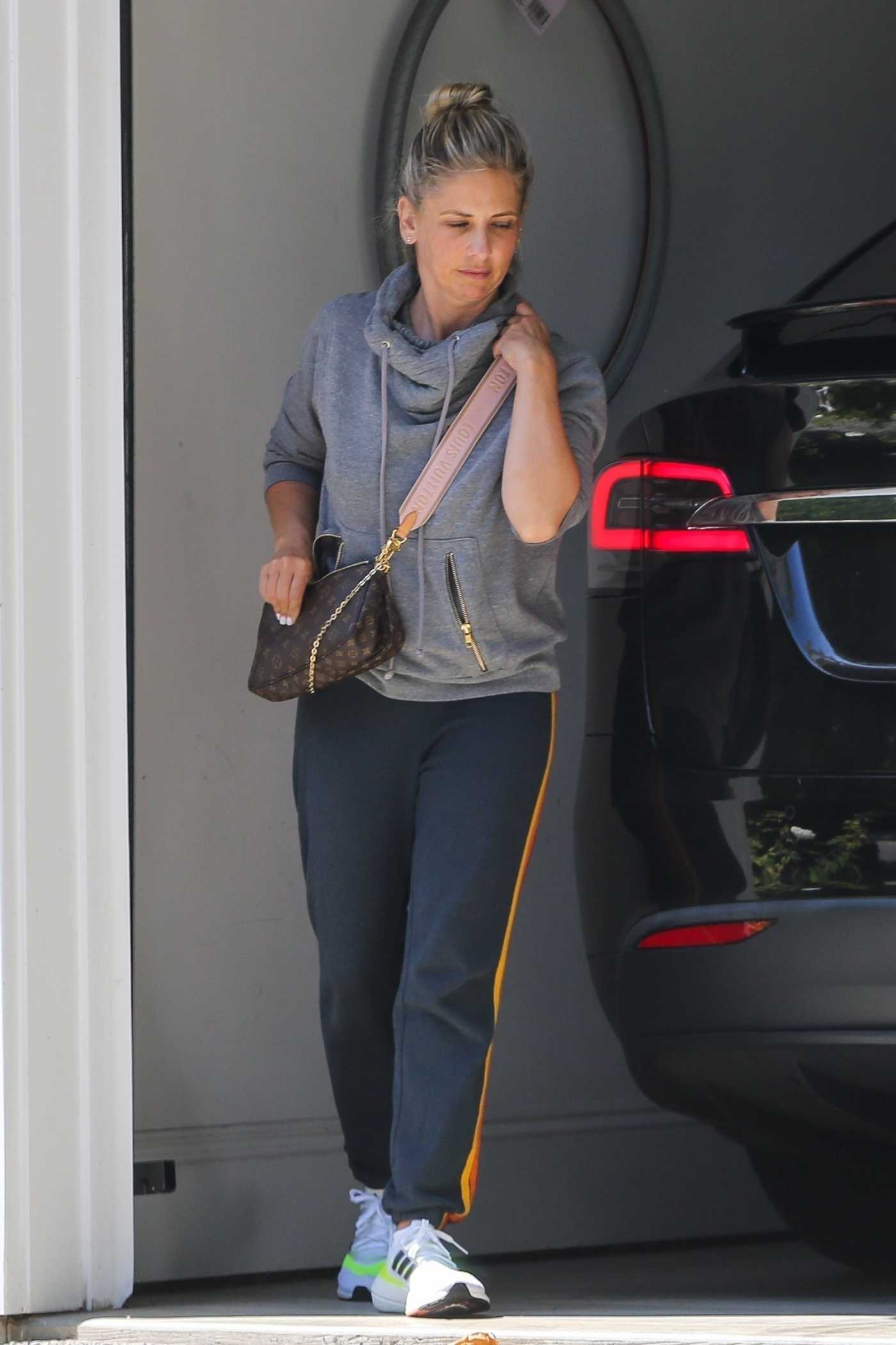 Sarah Michelle Gellar in a Grey Hoodie Leaves the Gym in Santa Monica 07/02/2021
