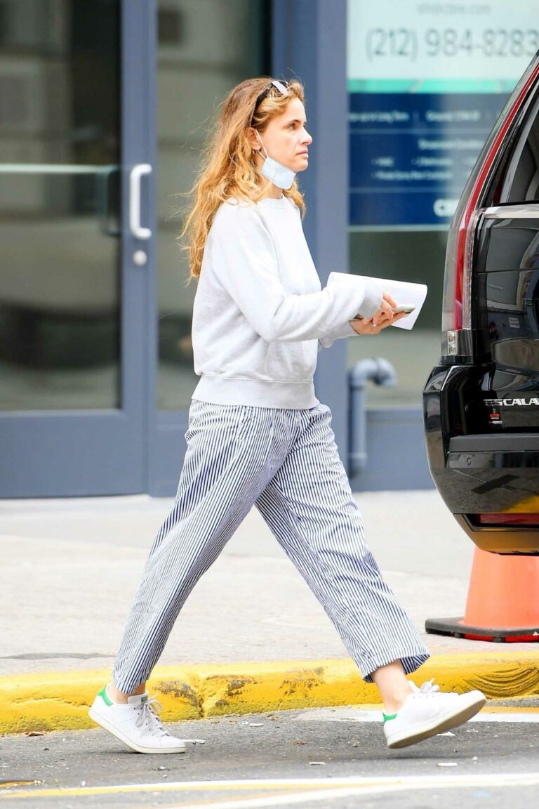 Amanda Peet in a White Sneakers