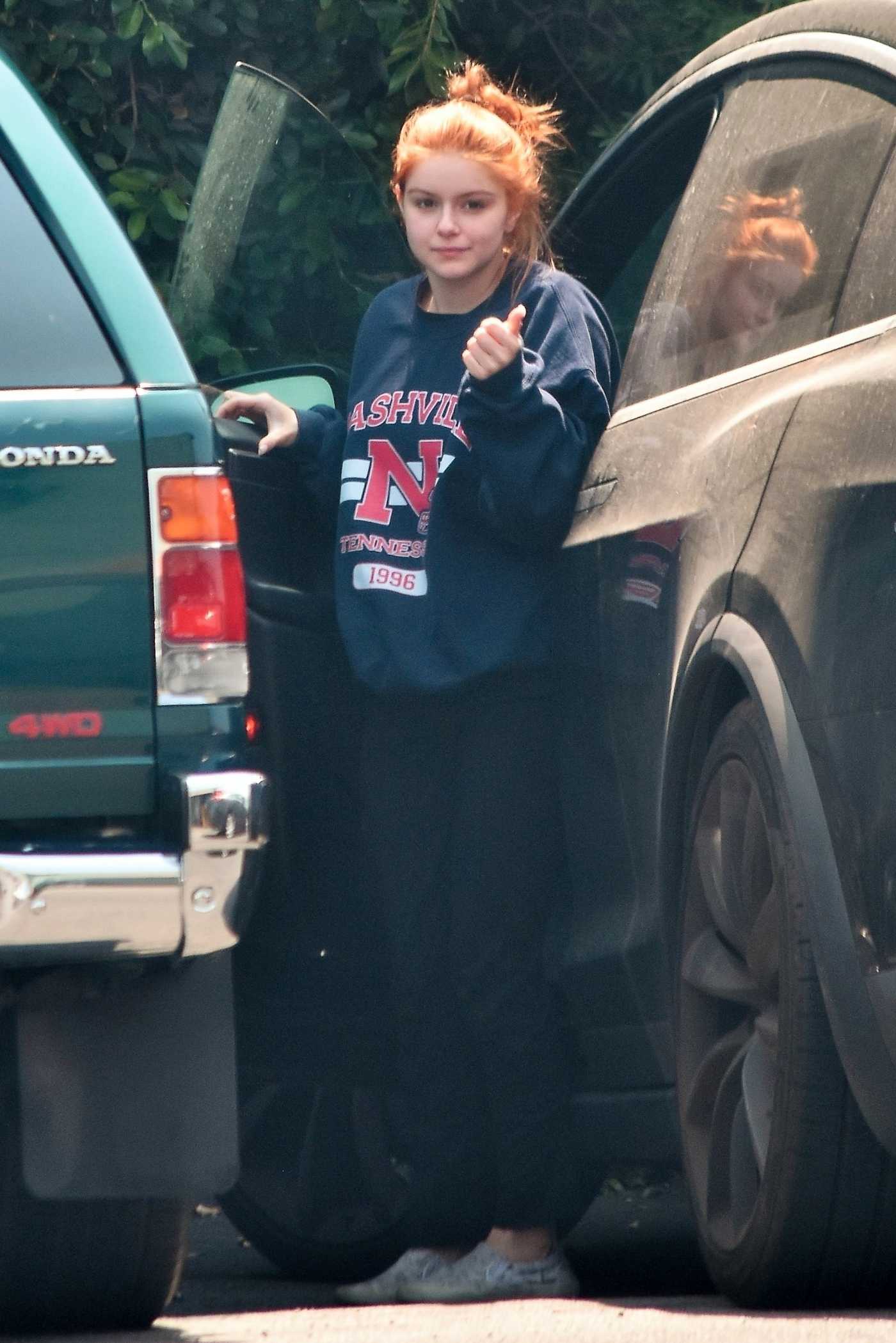 Ariel Winter in a Black Sweatshirt Drops off Her Dog at the Vet in Los Angeles 08/24/2021