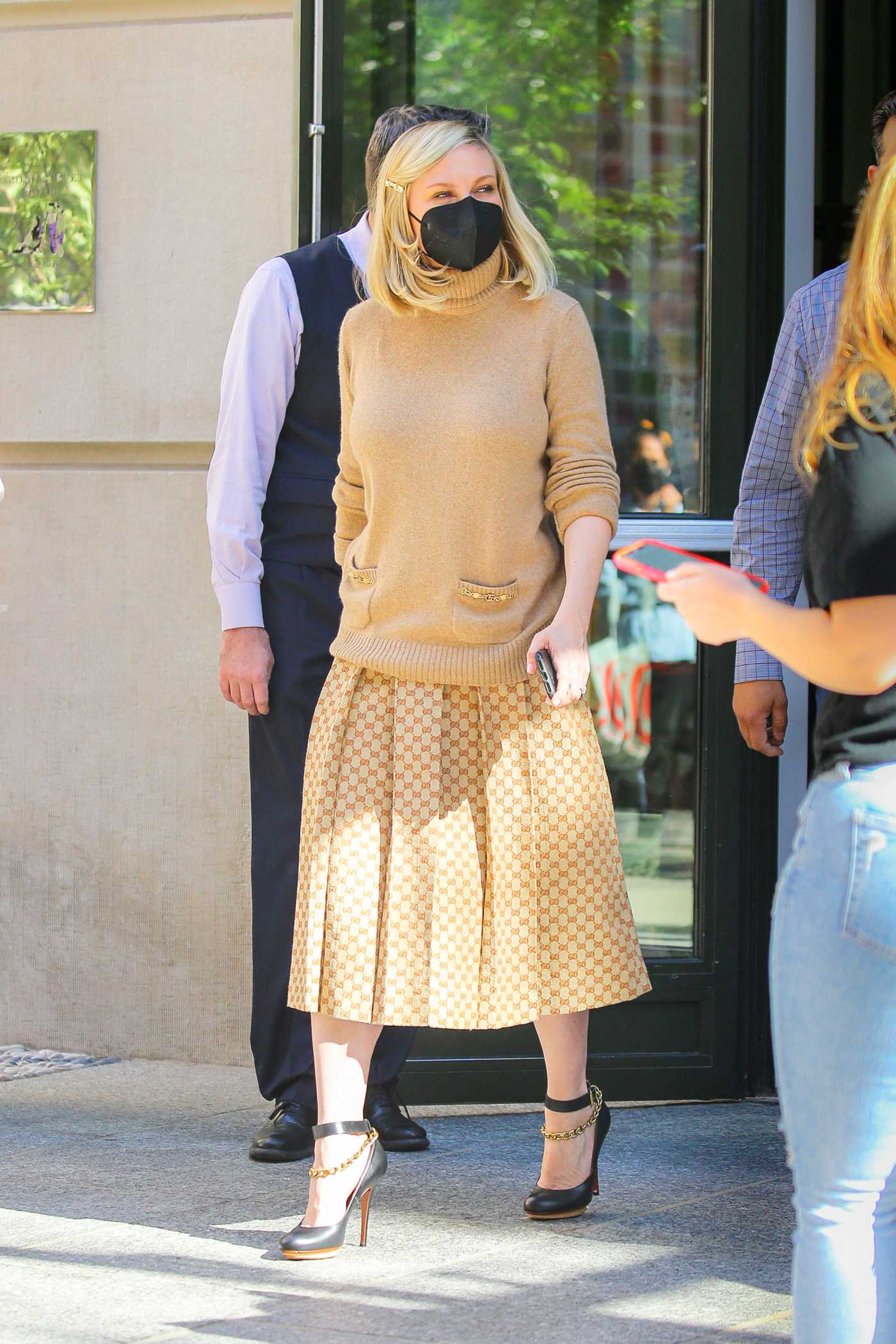 Kirsten Dunst in a Black Protective Mask Was Seen Out in New York 10/02/2021