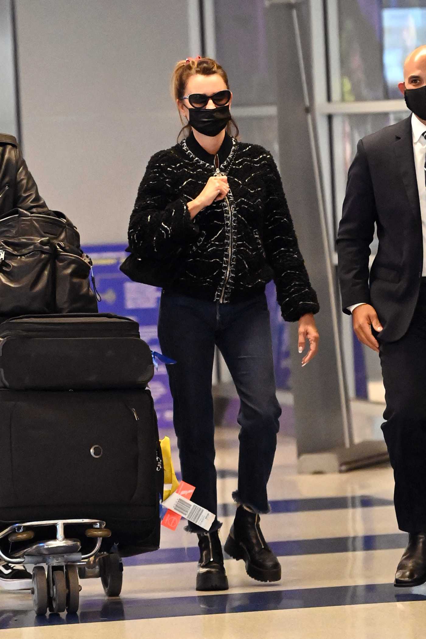 Penelope Cruz in a Black Protective Mask Arrives at JFK International Airport in New York 10/07/2021
