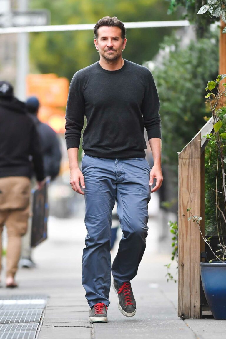 Bradley Cooper in a Black Long Sleeves T-Shirt