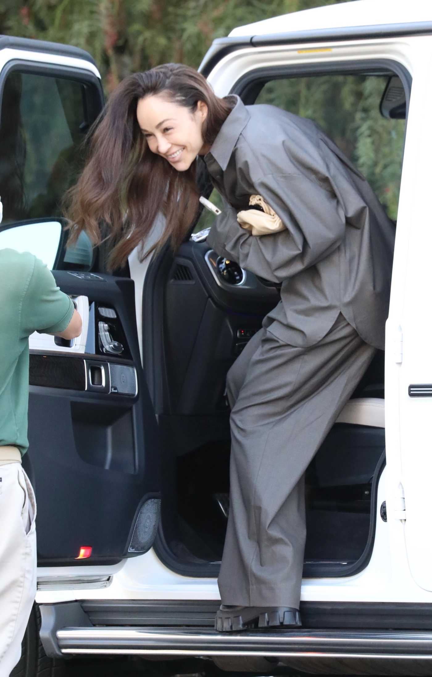 Cara Santana in a Grey Baggy Pantsuit Goes for Lunch in Los Angeles 11/21/2021
