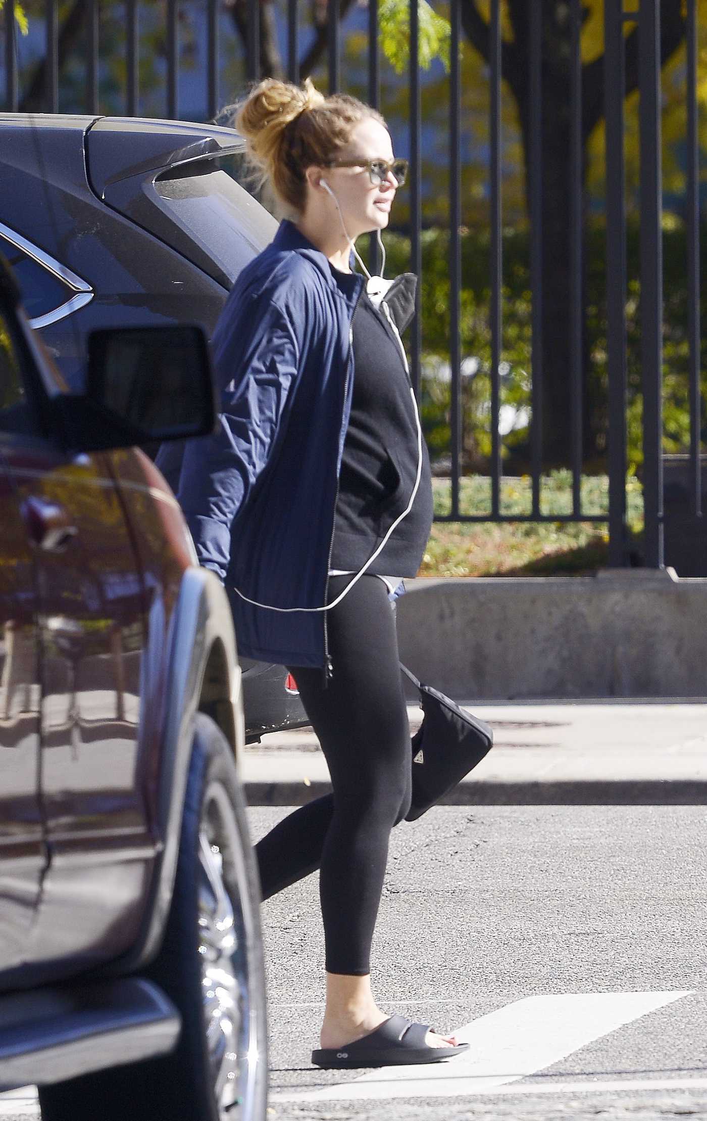 Jennifer Lawrence in a Black Leggings Was Seen Out New York 11/10/2021