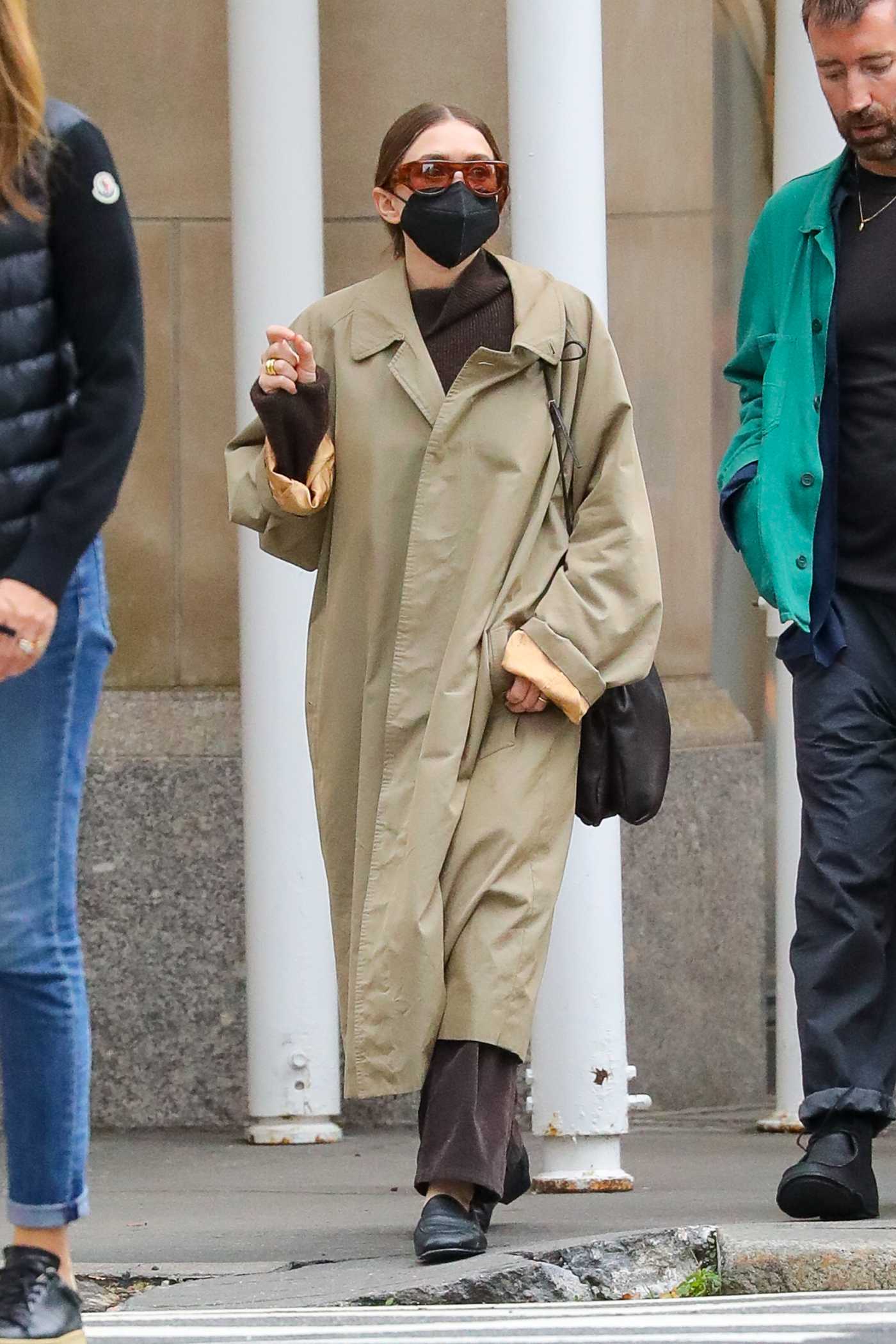 Mary-Kate Olsen in a Black Protective Mask Was Seen Out in New York 10/30/2021