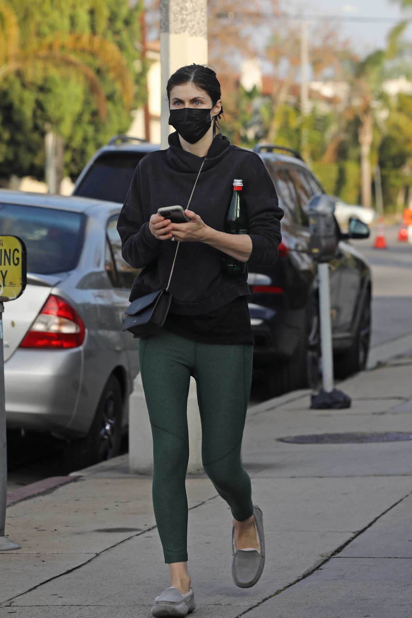Alexandra Daddario in a Black Protective Mask Heads to a Yoga Session in Los Angeles 12/08/2021