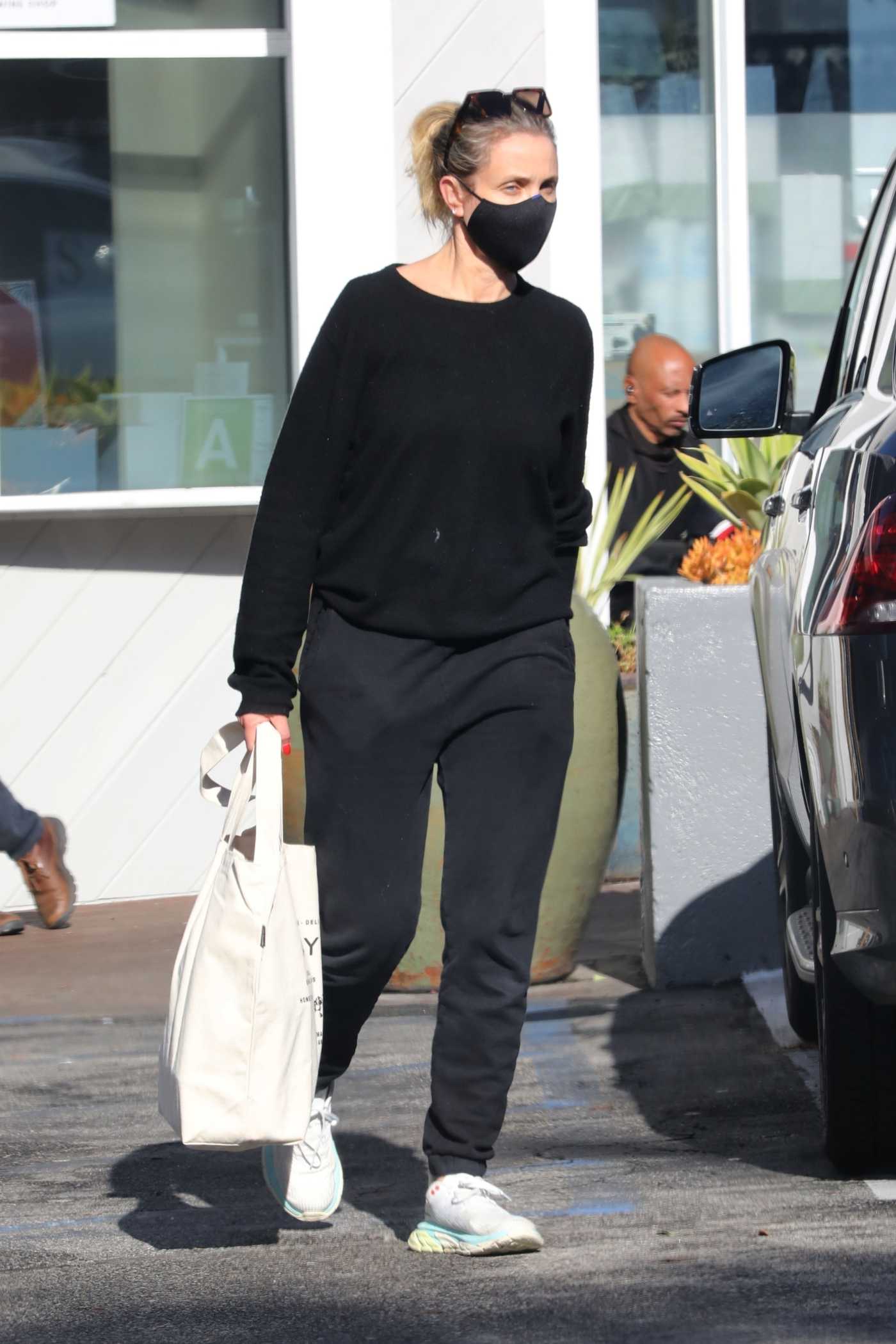 Cameron Diaz in a Black Outfit Was Seen Out in Bel Air 12/26/2021